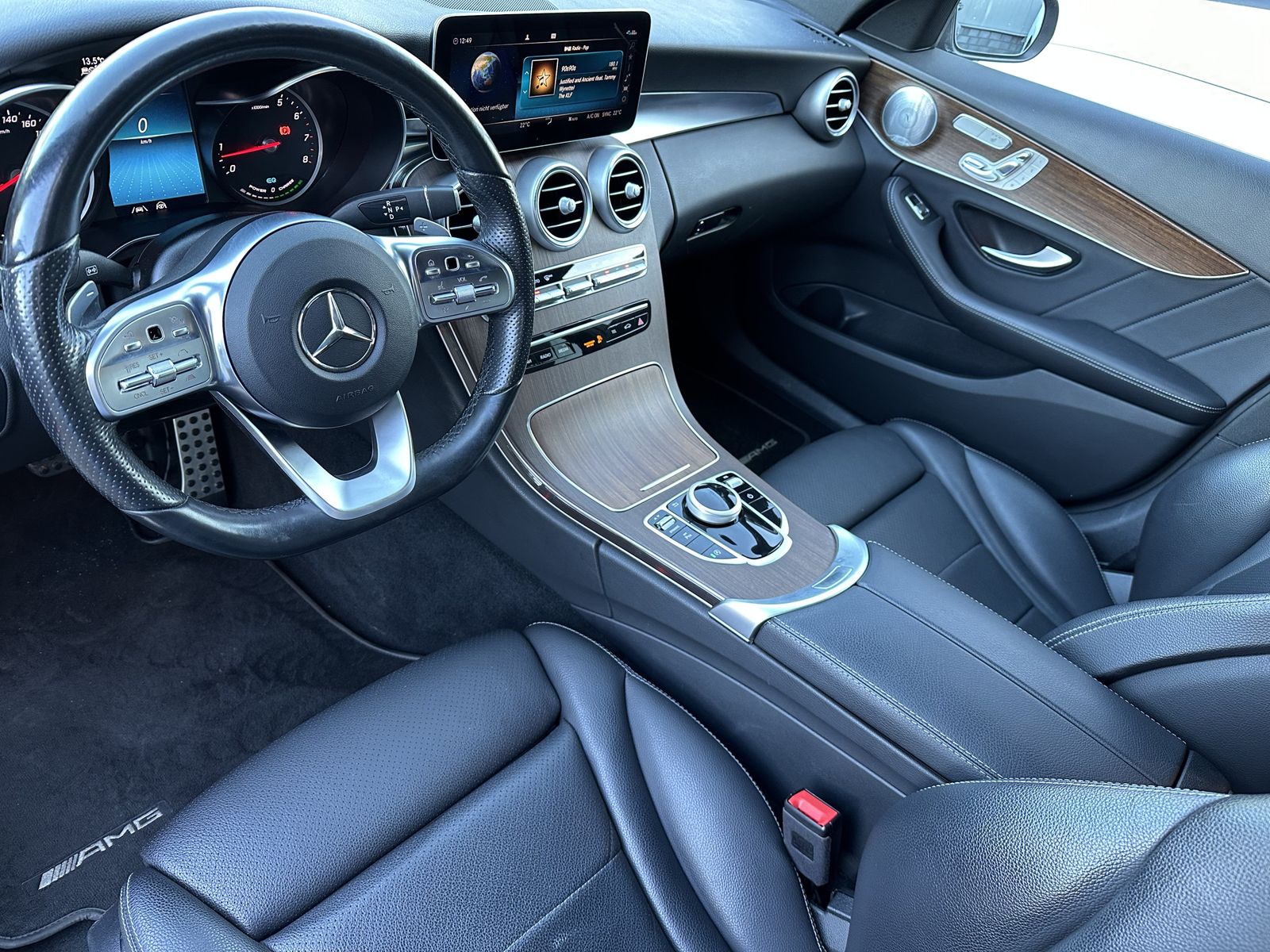 Fahrzeugabbildung Mercedes-Benz C 300 T AMG-Line NAV+LED+AHK+BURMESTER+DISTRONIC