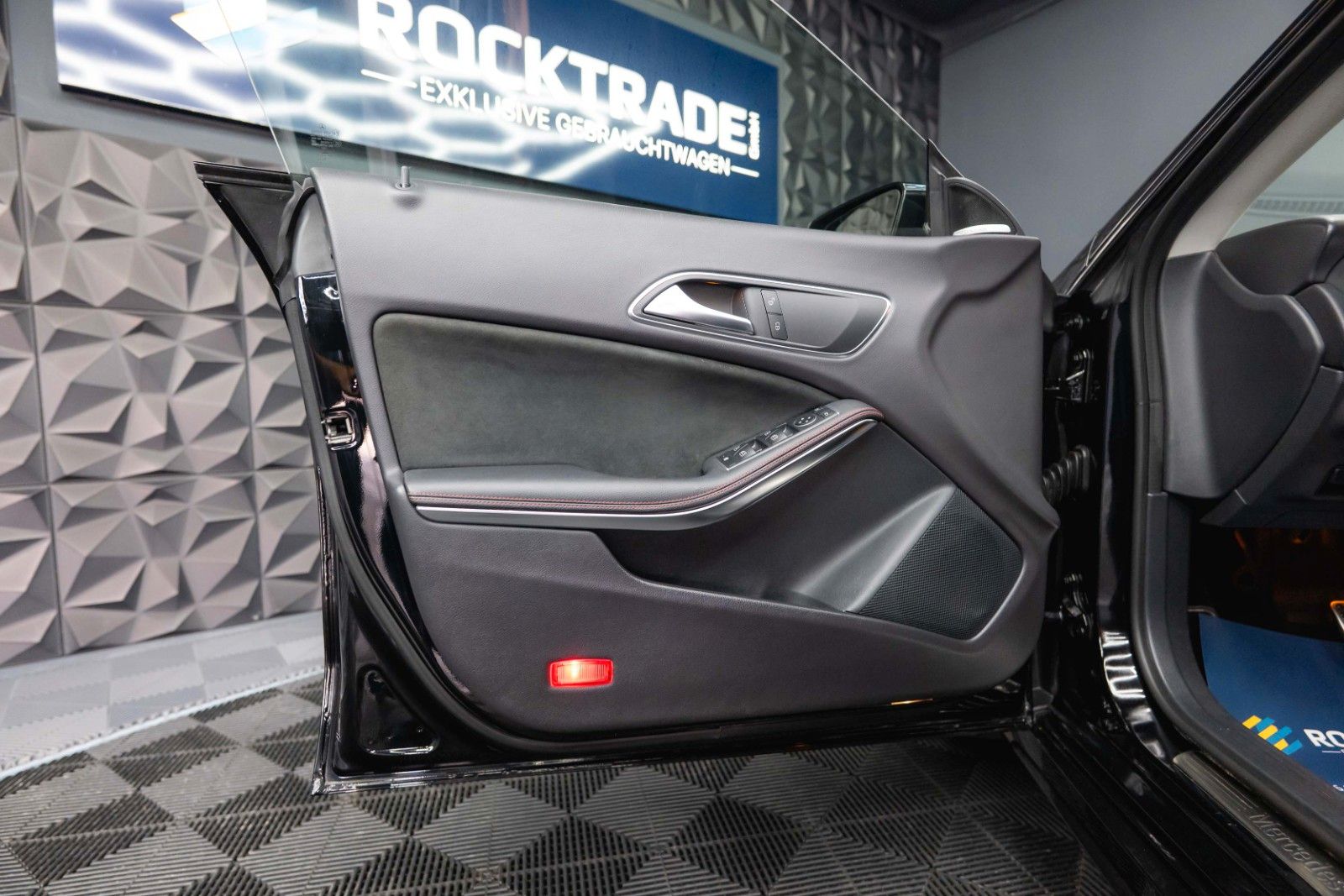 Fahrzeugabbildung Mercedes-Benz CLA 250 Shooting Brake AMG Night-Paket | Pano