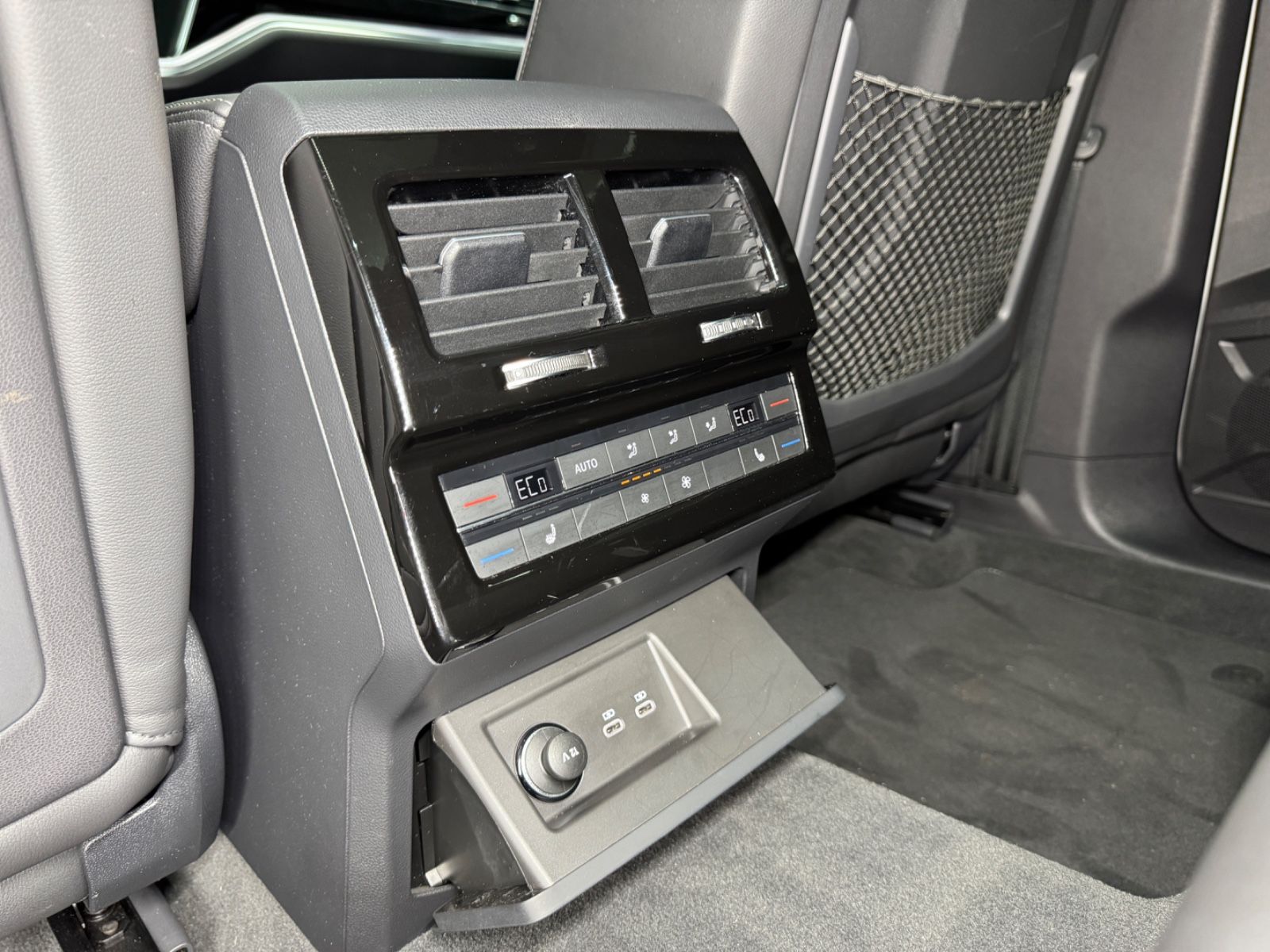 Fahrzeugabbildung Volkswagen Touareg 4.0 V8 TDI RLine|4Motion|MASSAGE|AHK|DYN