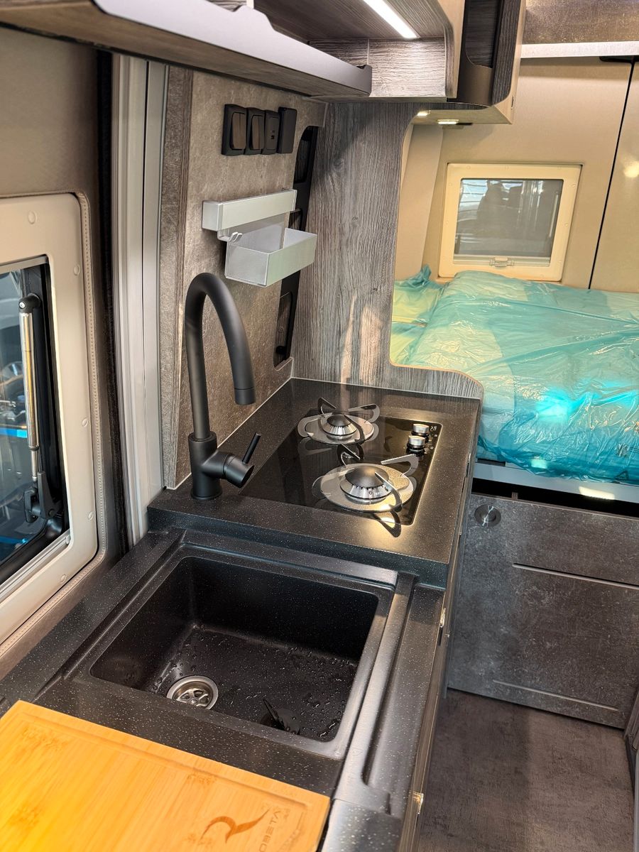 Fahrzeugabbildung Robeta Adonis - Luxus Campervan mit Aufstelldach