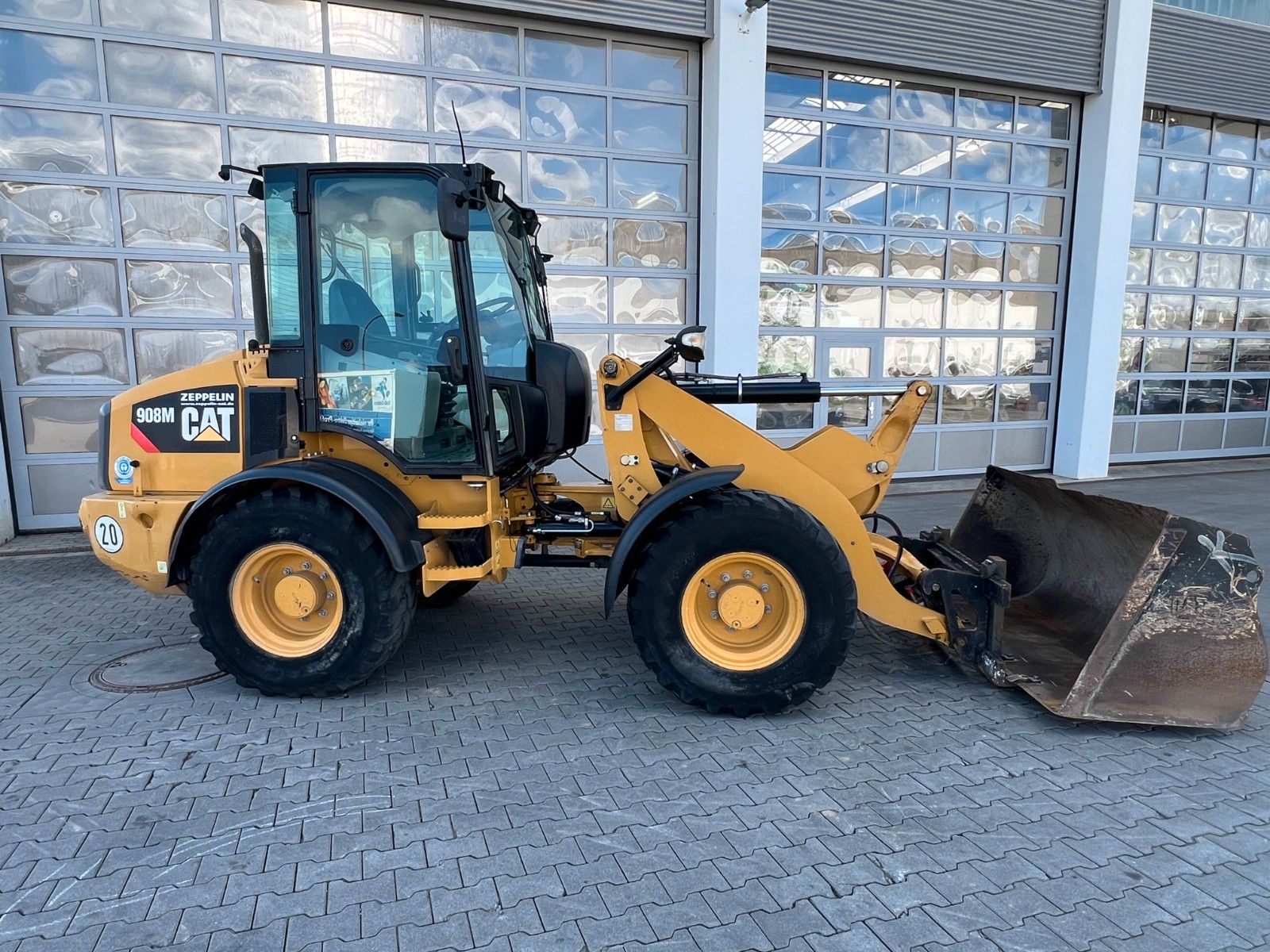 Fahrzeugabbildung CAT 908M / 1.554h / Gabel / Schaufel