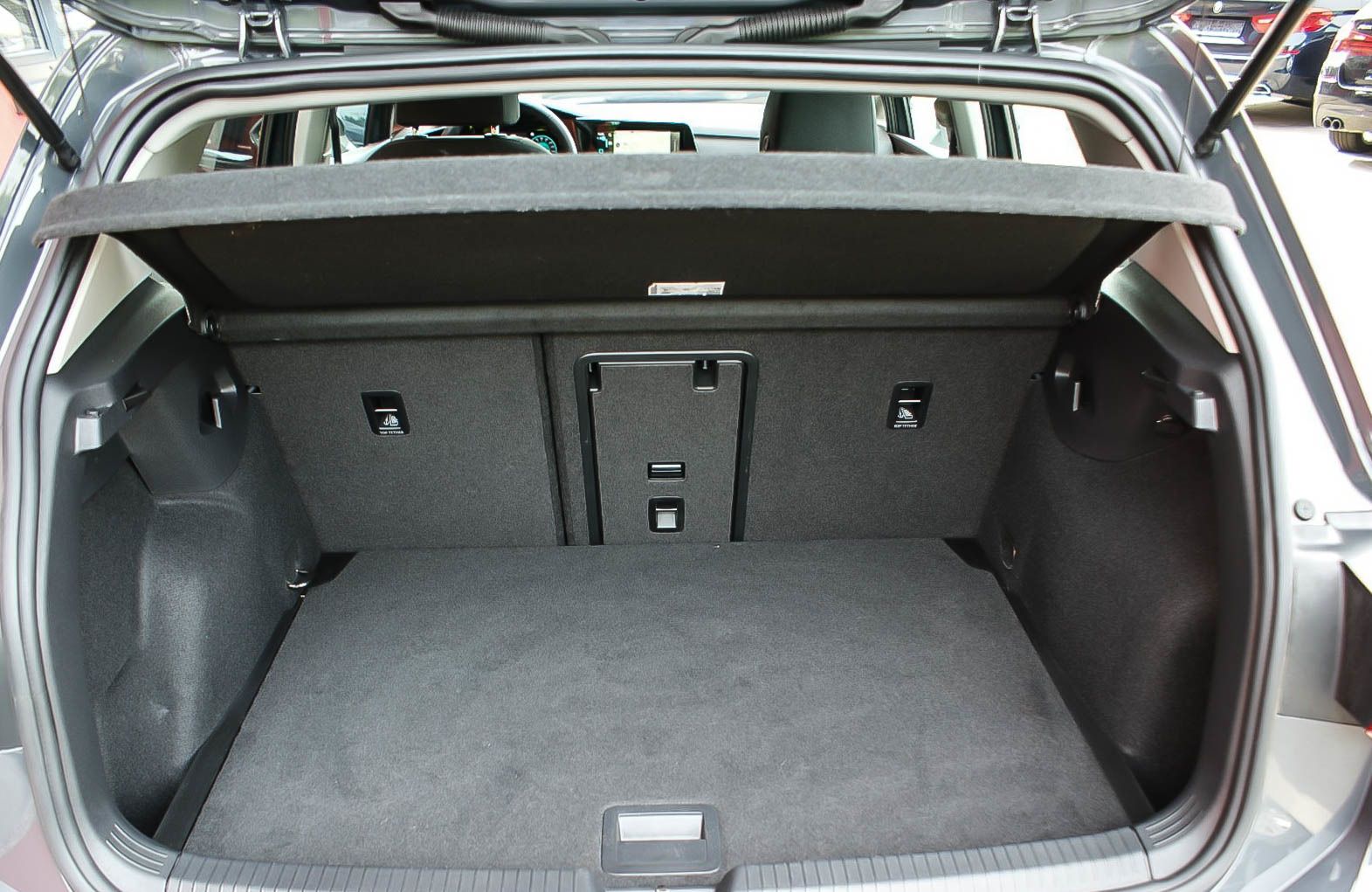 Fahrzeugabbildung Volkswagen Golf VIII 1.5 TSI ''1st EDITION'' PANORAMA VIRTU