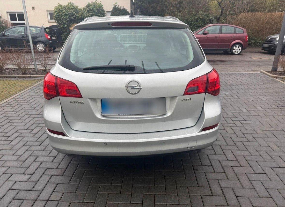 Opel Astra 2012 — interior