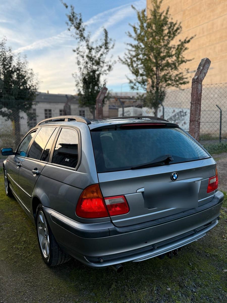 BMW 318 2005 — вигляд ззаду