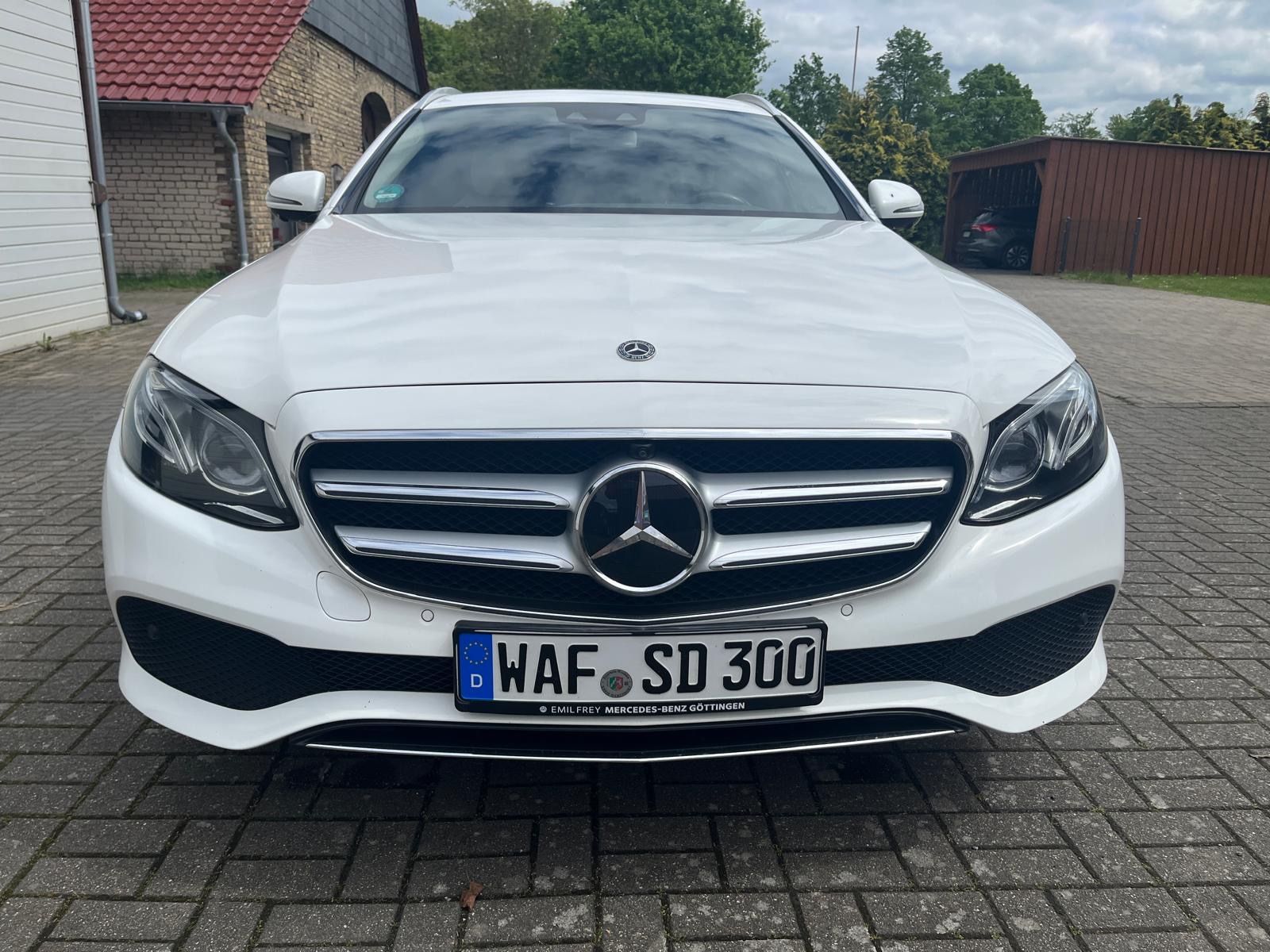 MERCEDES-BENZ E 220 d T  Avantgarde+Distro+Beam+stndhz+Fahras.