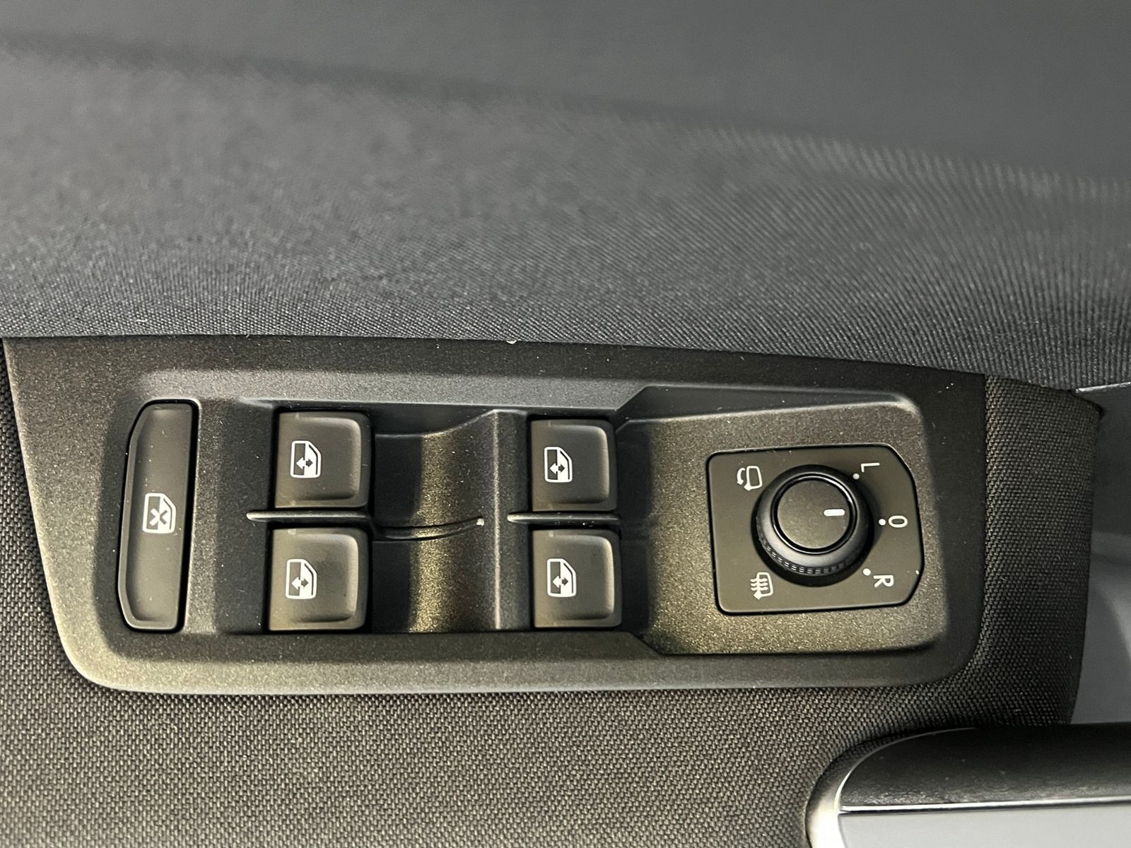 Fahrzeugabbildung Volkswagen Touran Comfortline 1.5 TSI DSG *AHK, LED, 7Sitze