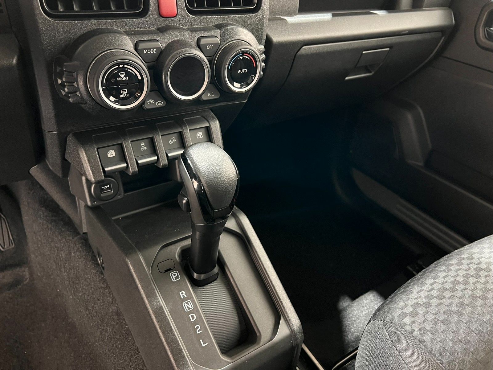 Fahrzeugabbildung Suzuki RTR Jimmy - 4/5 Türer / Offroad Edition