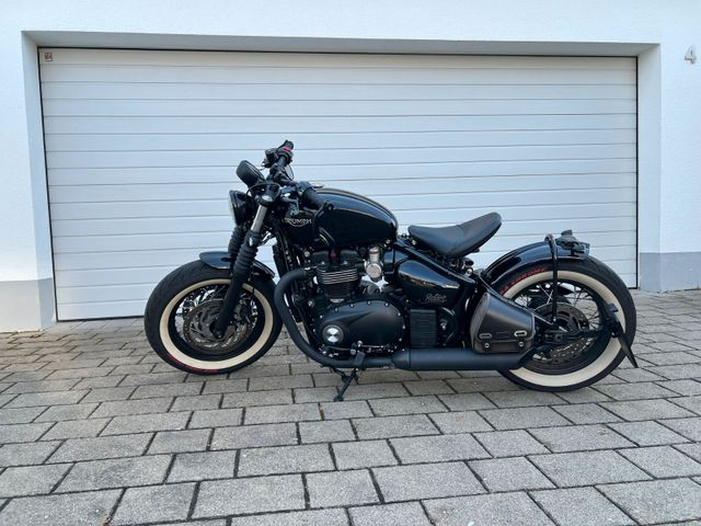 Triumph Bonneville Bobber Black