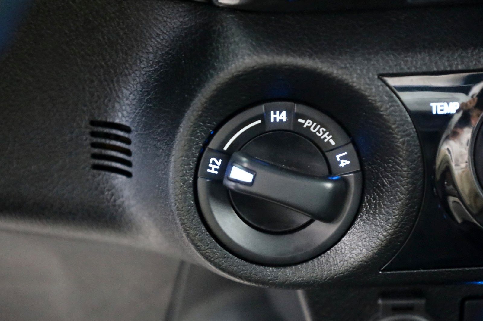 Fahrzeugabbildung Toyota Hilux 2.8 D-4D Invincible,ACC, AHK, Rollo +Bügel