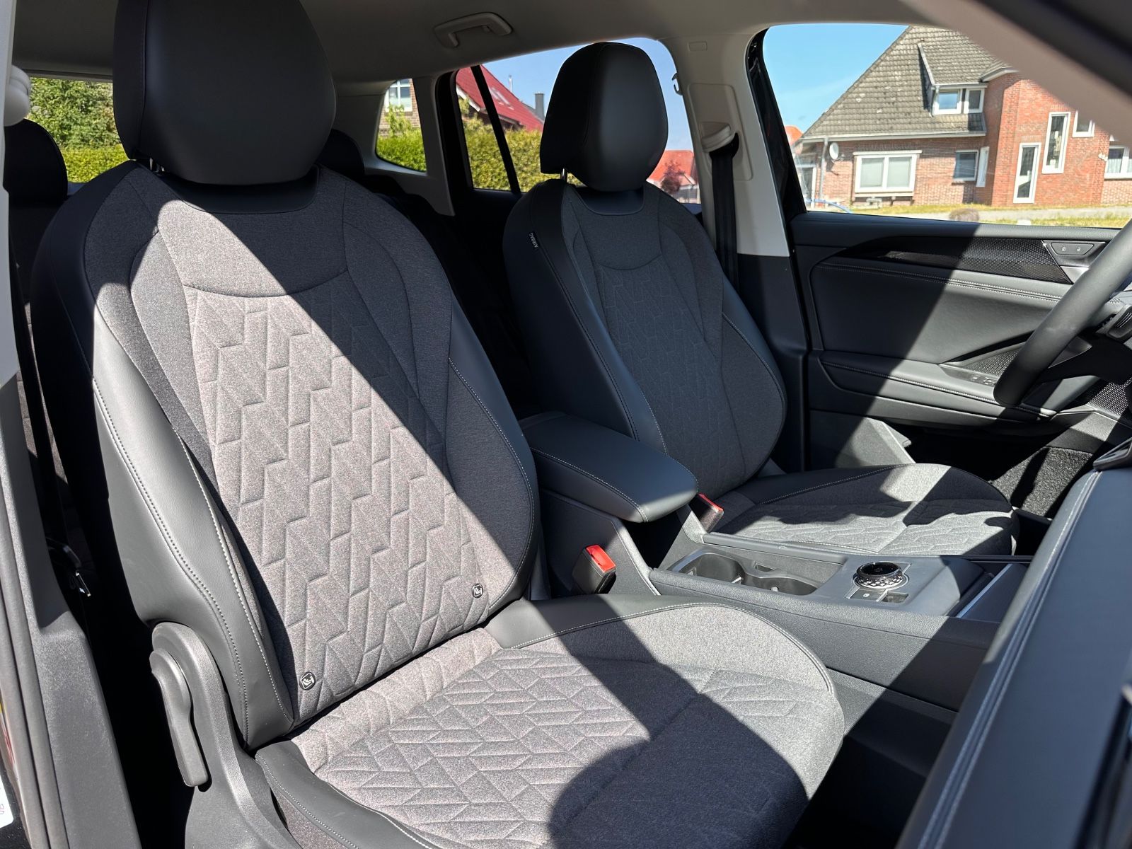 Fahrzeugabbildung Volkswagen Tiguan 1.5 eTSI Life DSG AHK/ACC/APP/LED+/360°