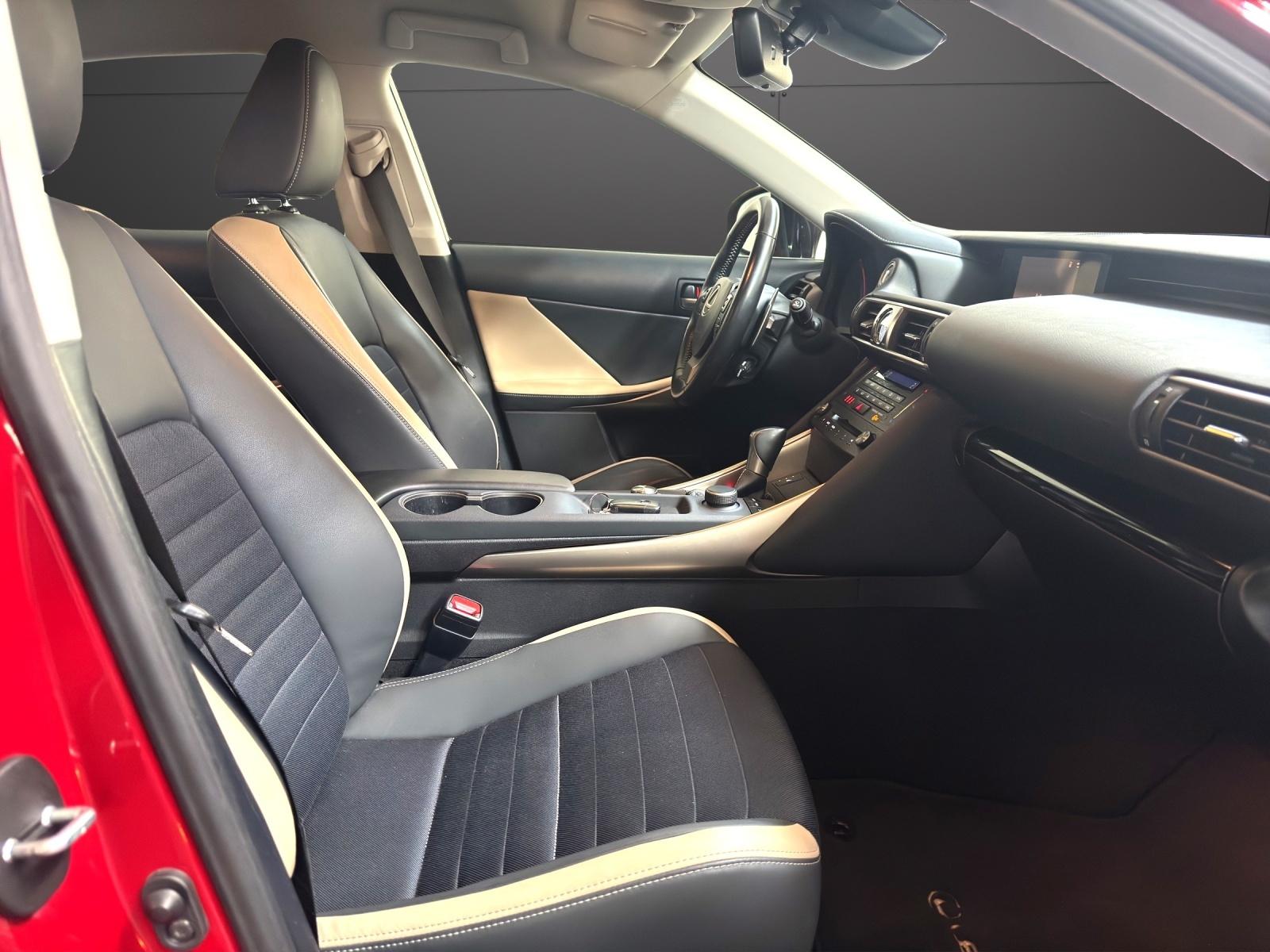 LEXUS IS 300H 2.5 HYBRIDE 181ch - GPS - PHARES LED - SIÈGES CHAUFFANTS - ANGLE MORT