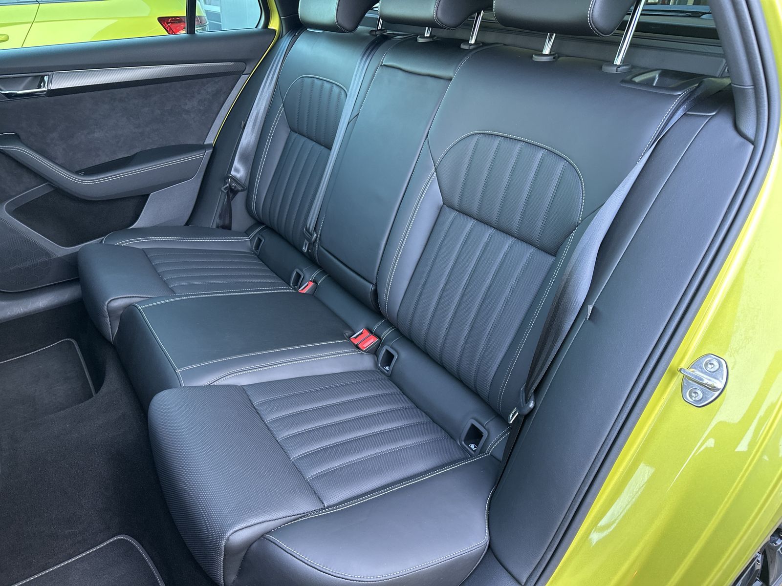 Fahrzeugabbildung SKODA Superb Sportline 4x4 NAV+LED+PANO+AHK+MEMORY+ACC