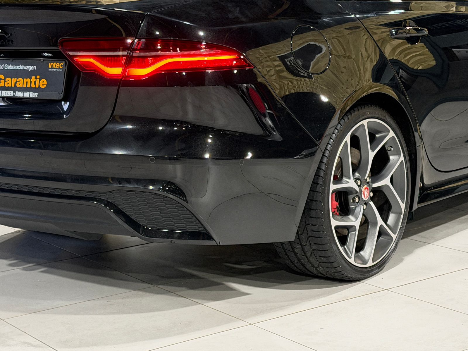 Fahrzeugabbildung Jaguar XE R-Dynamic Black/360°/NAVI/APPLE/SOUND/SHZ