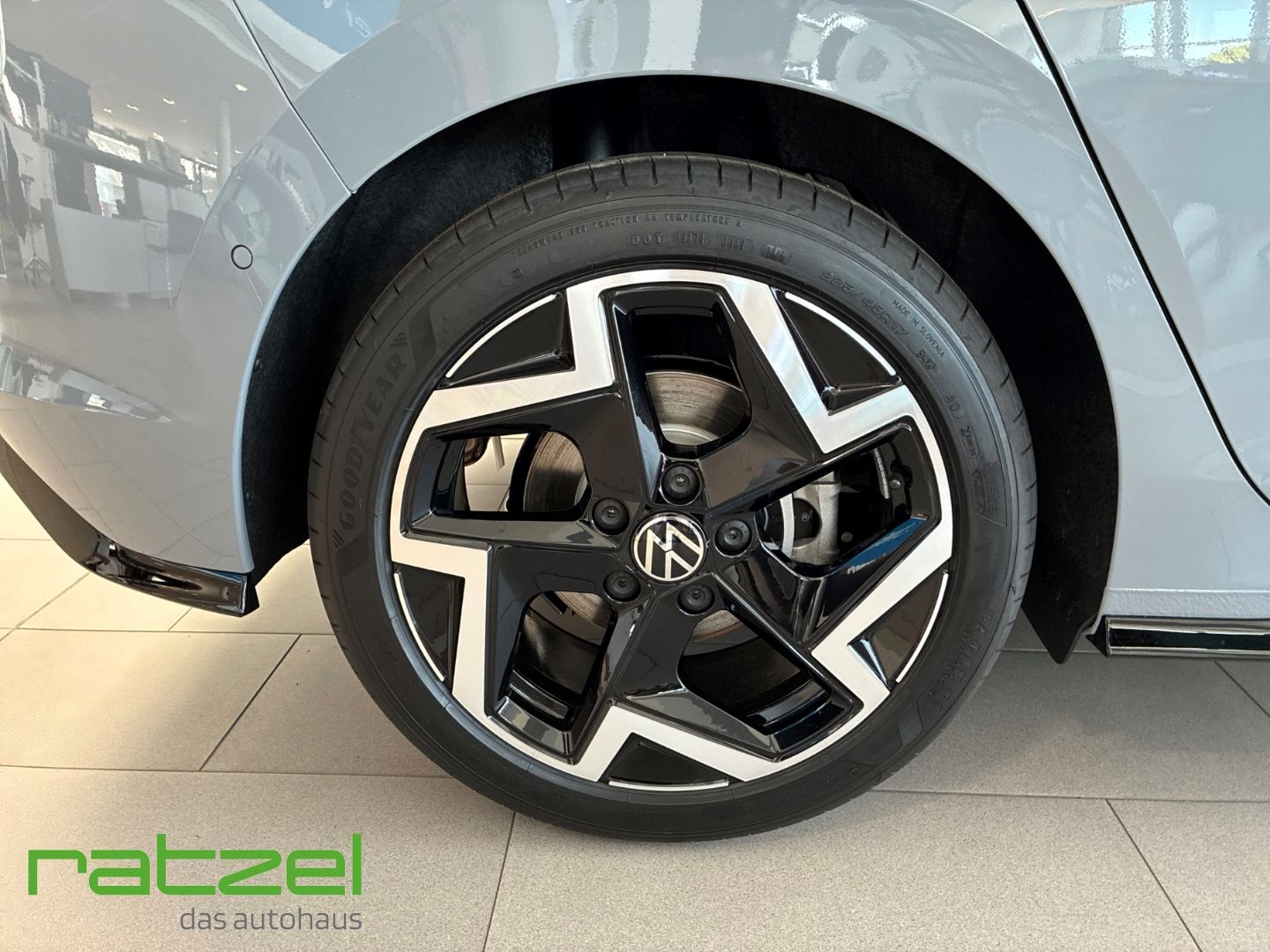 Fahrzeugabbildung Volkswagen Golf VIII R-Line AHK+3-Zonen Klima+IQ.LIGHT