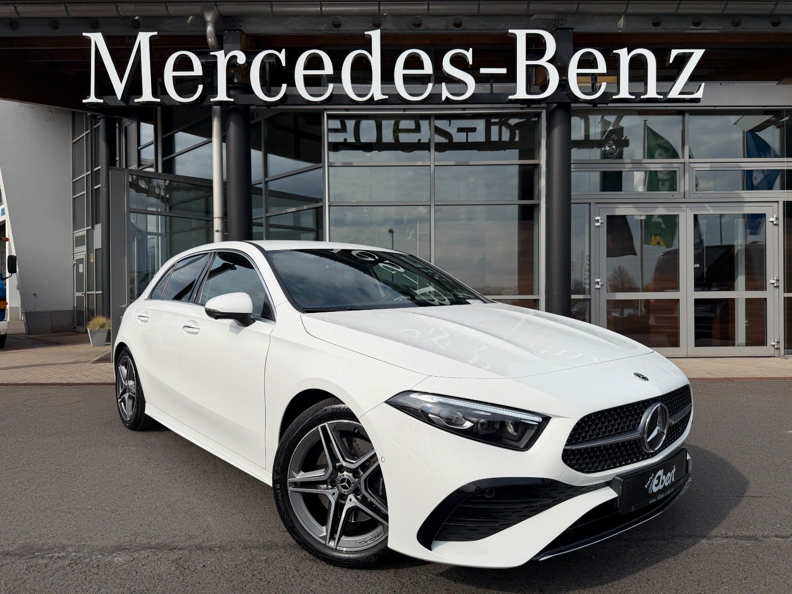 Fahrzeugabbildung Mercedes-Benz A 220 d AMG BURM+AHK+360°+MBEAM+TOTW+DISTR