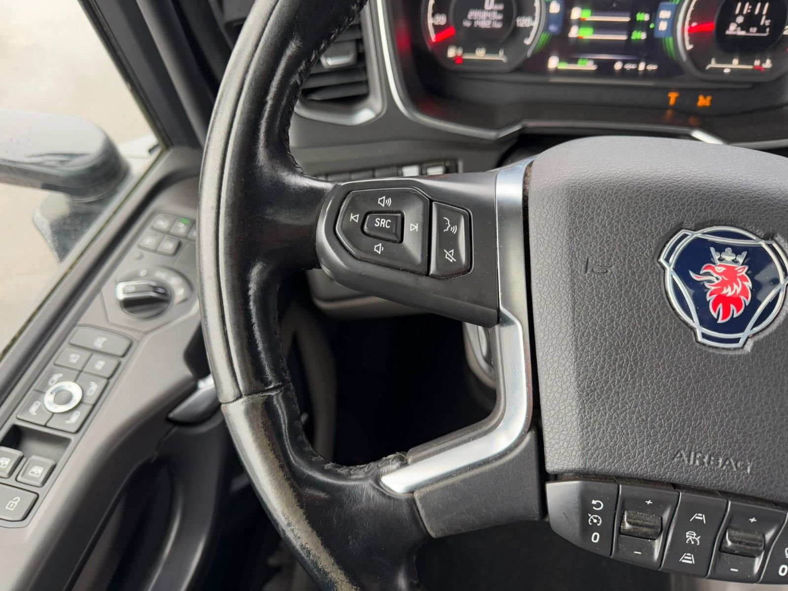 Fahrzeugabbildung Scania R580 V8 HMF 3220-K4 Kran Funk 66 t