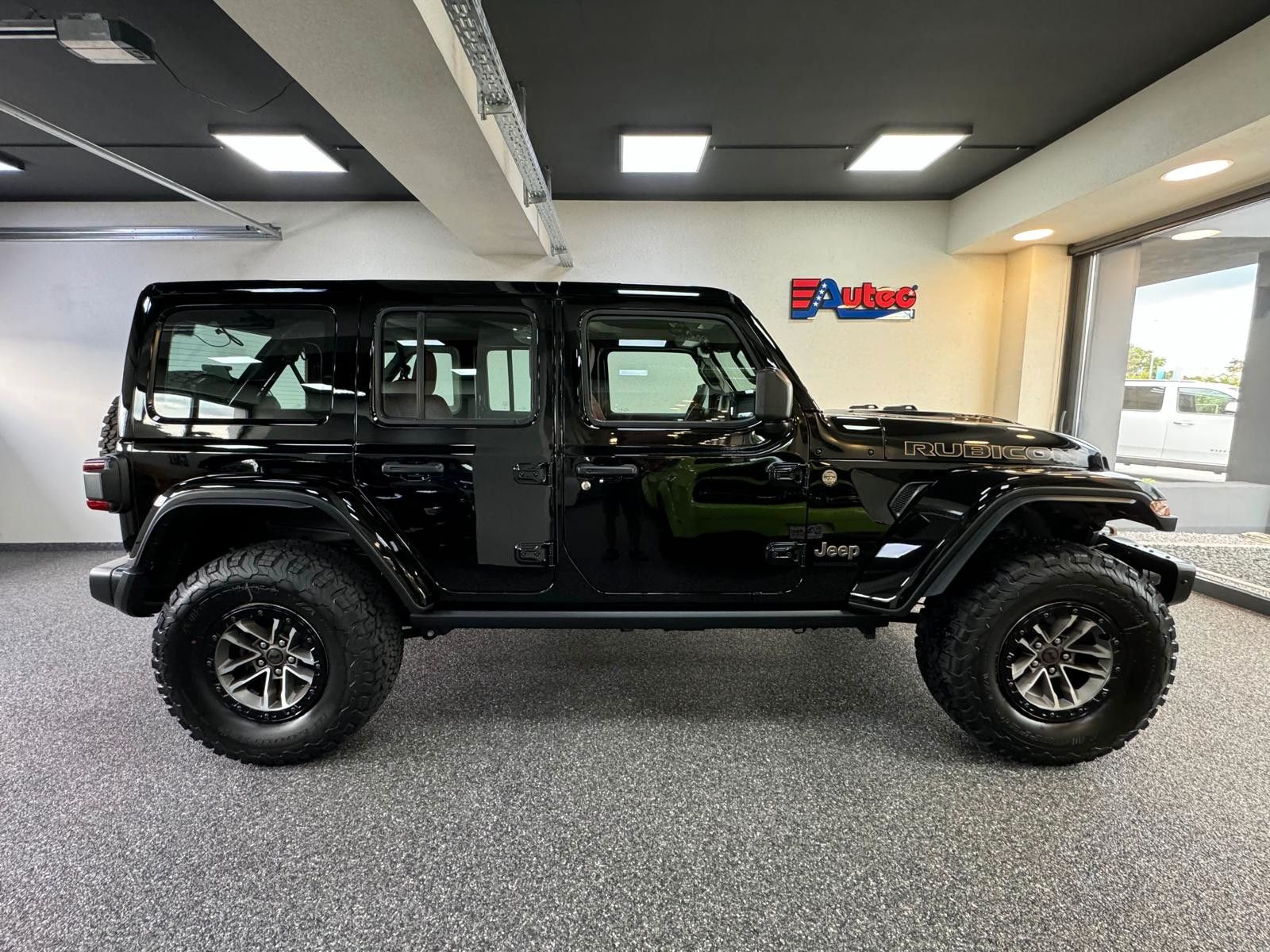 Fahrzeugabbildung Jeep RUBICON 392-6.4L HEMI V8-RECON 35"-STEEL BUMPER