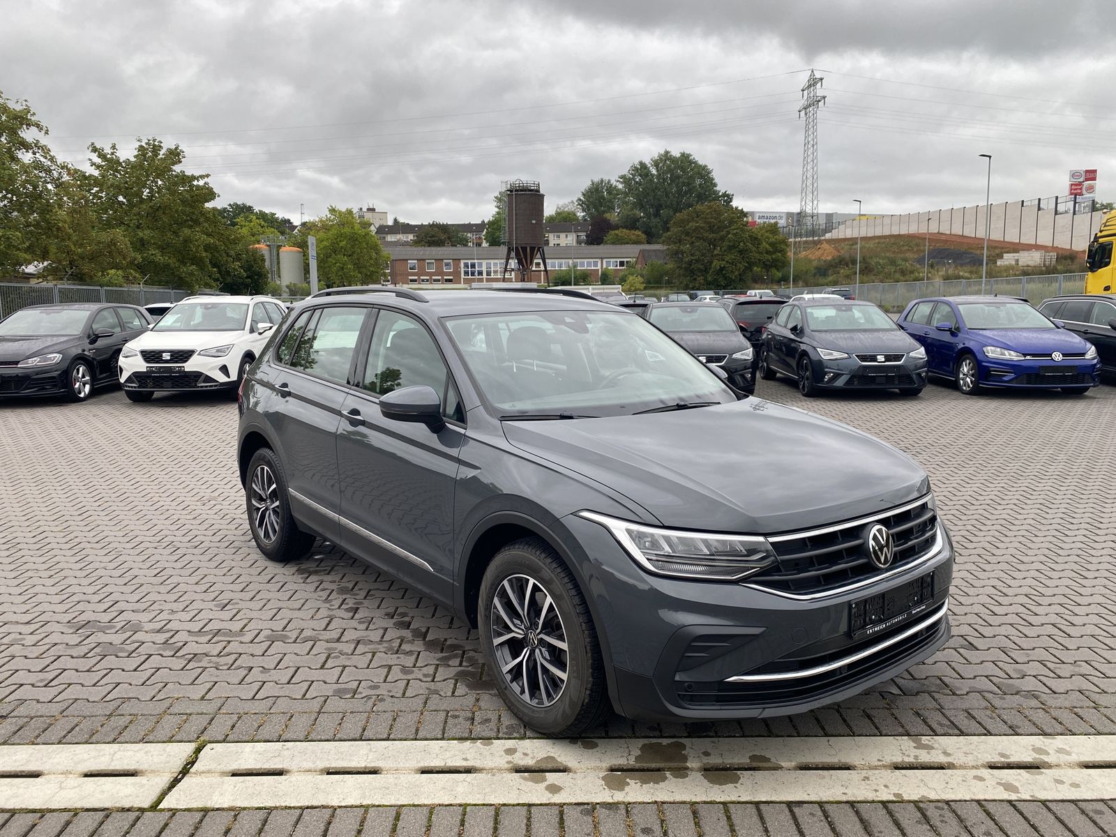 Volkswagen Tiguan - 1