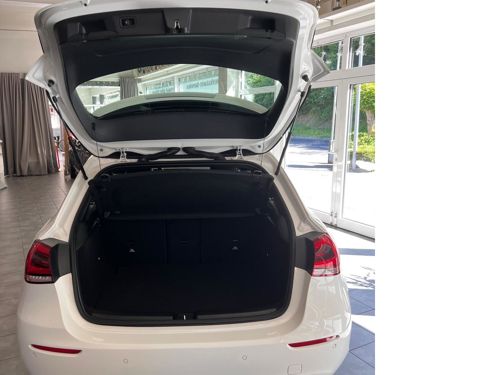 Fahrzeugabbildung Mercedes-Benz A 180 Progress. *MBUX High-End*LED*AHK