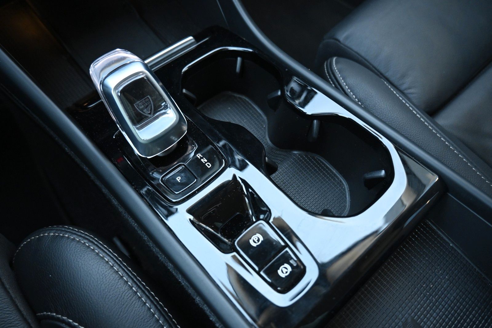 Fahrzeugabbildung Volvo XC40 T5  Plus Dark RC Plug-In Hyb. 2WD