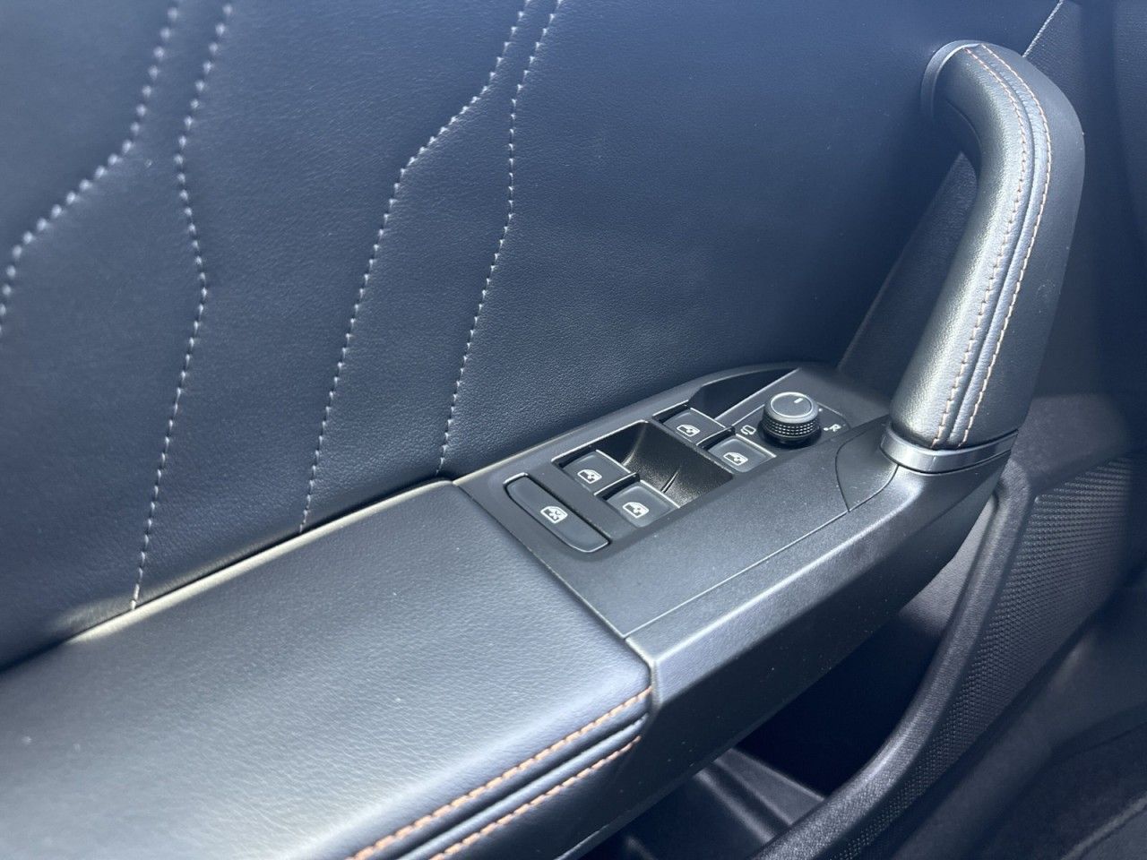 Fahrzeugabbildung CUPRA Leon Sportstourer 1.5 eTSI 150 PS DSG-1Hnd-Navi* - mit KI generiert/bearbeitet