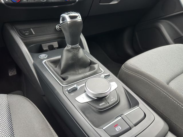 Q2 35 1.5 TFSI S line SHZ MATRIX-LED
