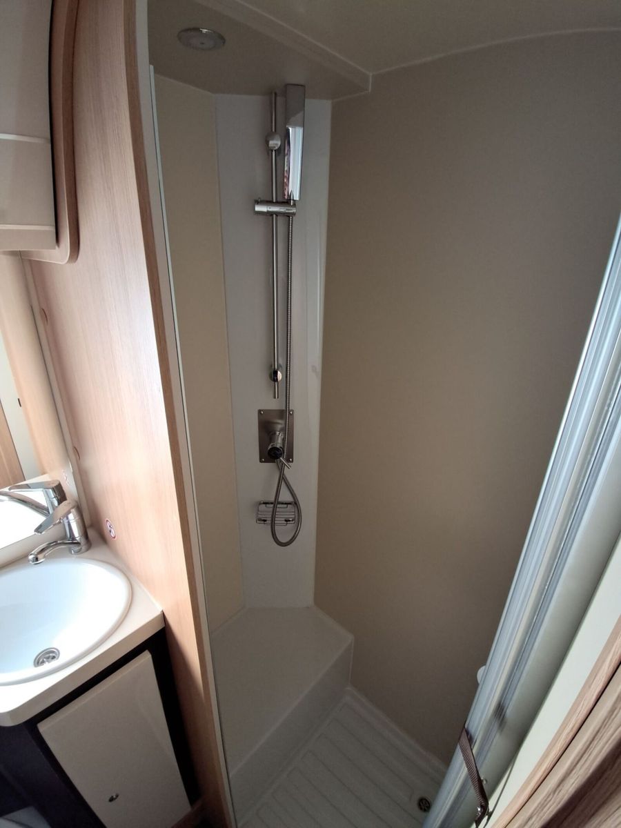 Fahrzeugabbildung Forster A 699 DVB Luftfederung Sat/TV Solar Markise