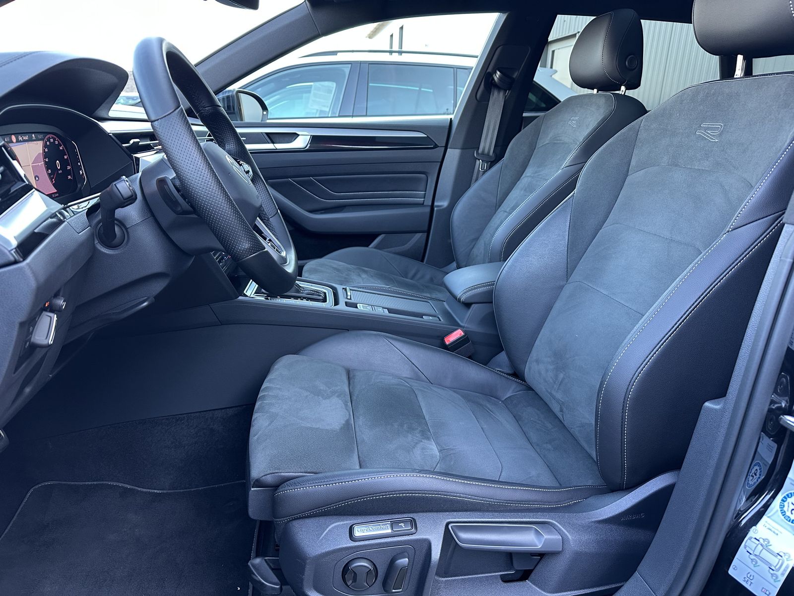 Fahrzeugabbildung Volkswagen Arteon SB 2.0 TDI DSG R-Line NAV+MATRIX+AHK+PANO