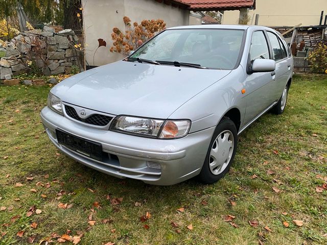 Nissan Almera N15 hatchback