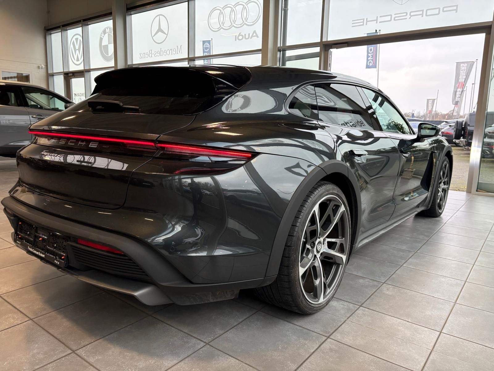 Fahrzeugabbildung Porsche Taycan Cross Turismo 4 performance 93 kwh