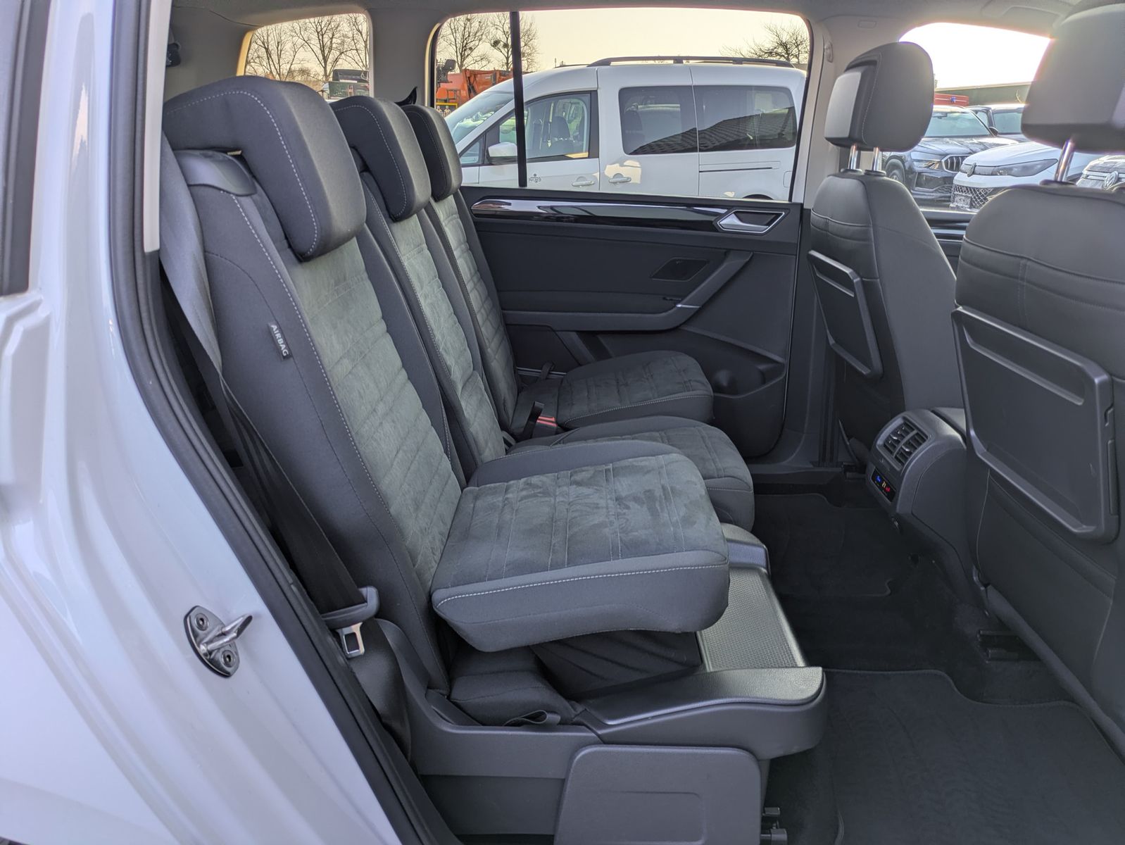 Fahrzeugabbildung Volkswagen Touran 2.0 DSG R-Line High BLACK Pano*7Si*IQ*AHK