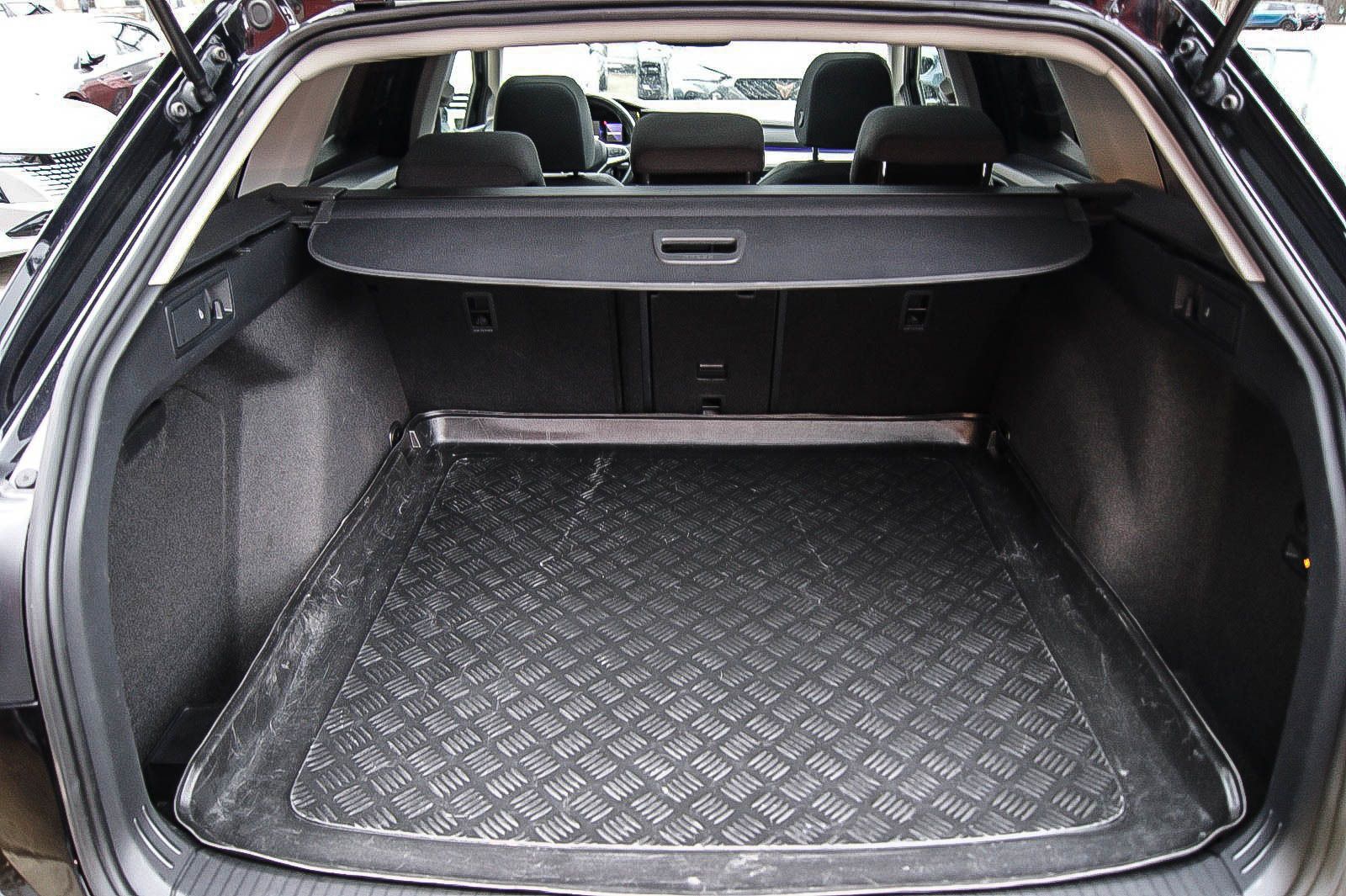 Fahrzeugabbildung Volkswagen Golf VIII Var 20TDI DSG LIFE STDHG ANHZV PANO IQ