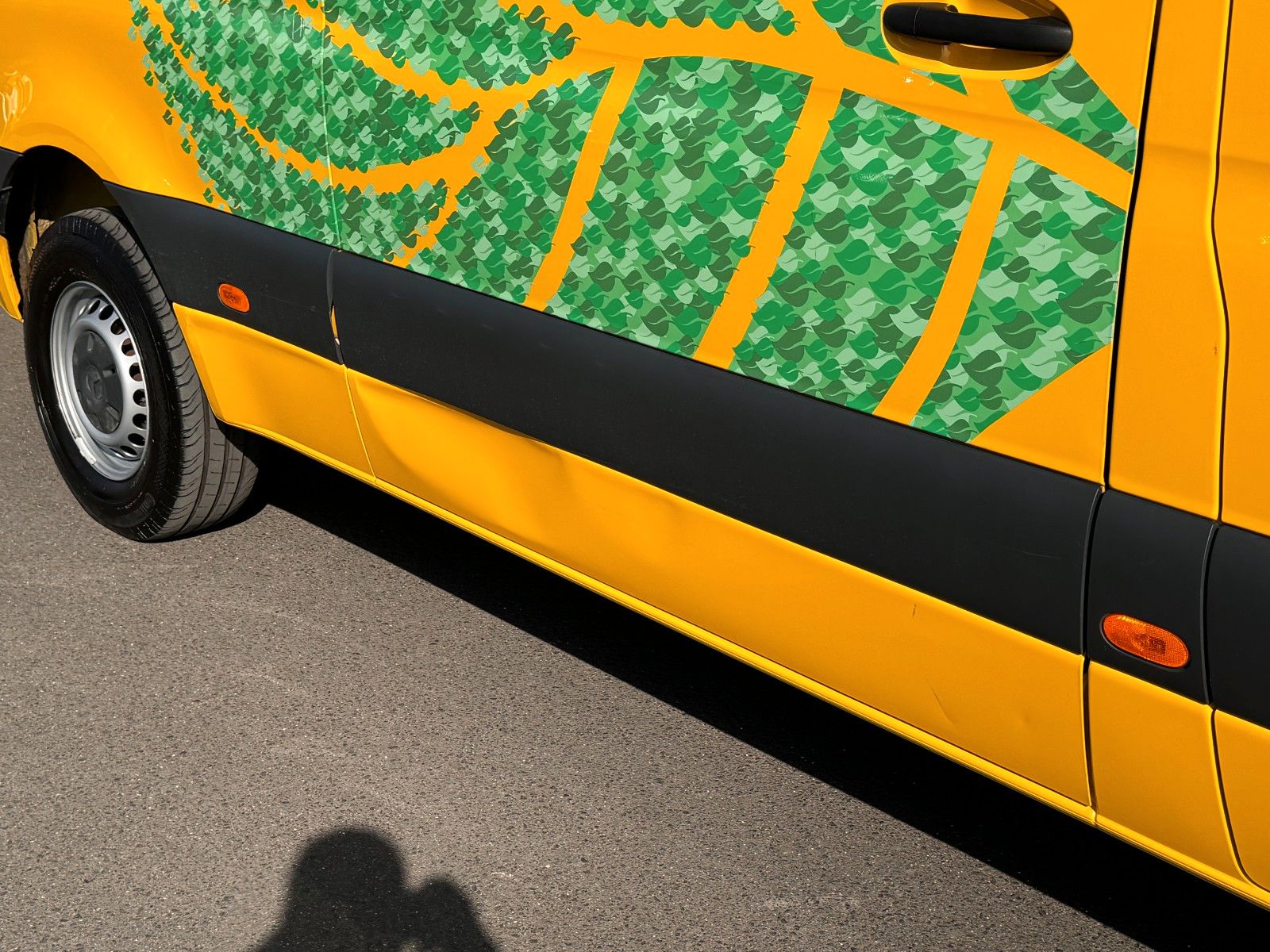 Fahrzeugabbildung Mercedes-Benz eSprinter 312 DHL Regal KEP-Ausbau