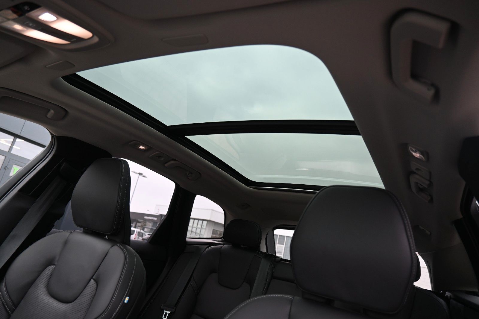 Fahrzeugabbildung Volvo XC60 T8 RC AWD Ultra Dark*LUFT*360*ACC*AHK