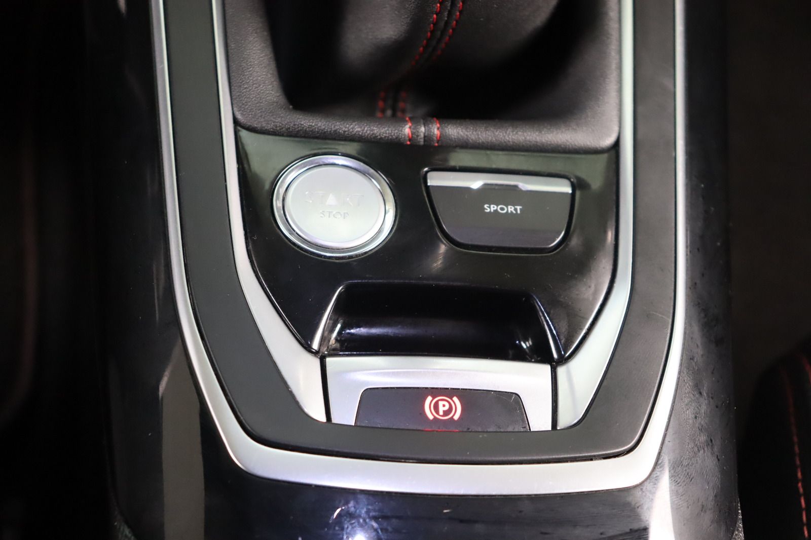 Fahrzeugabbildung Peugeot 308 GT * LED * Teilleder * Navi