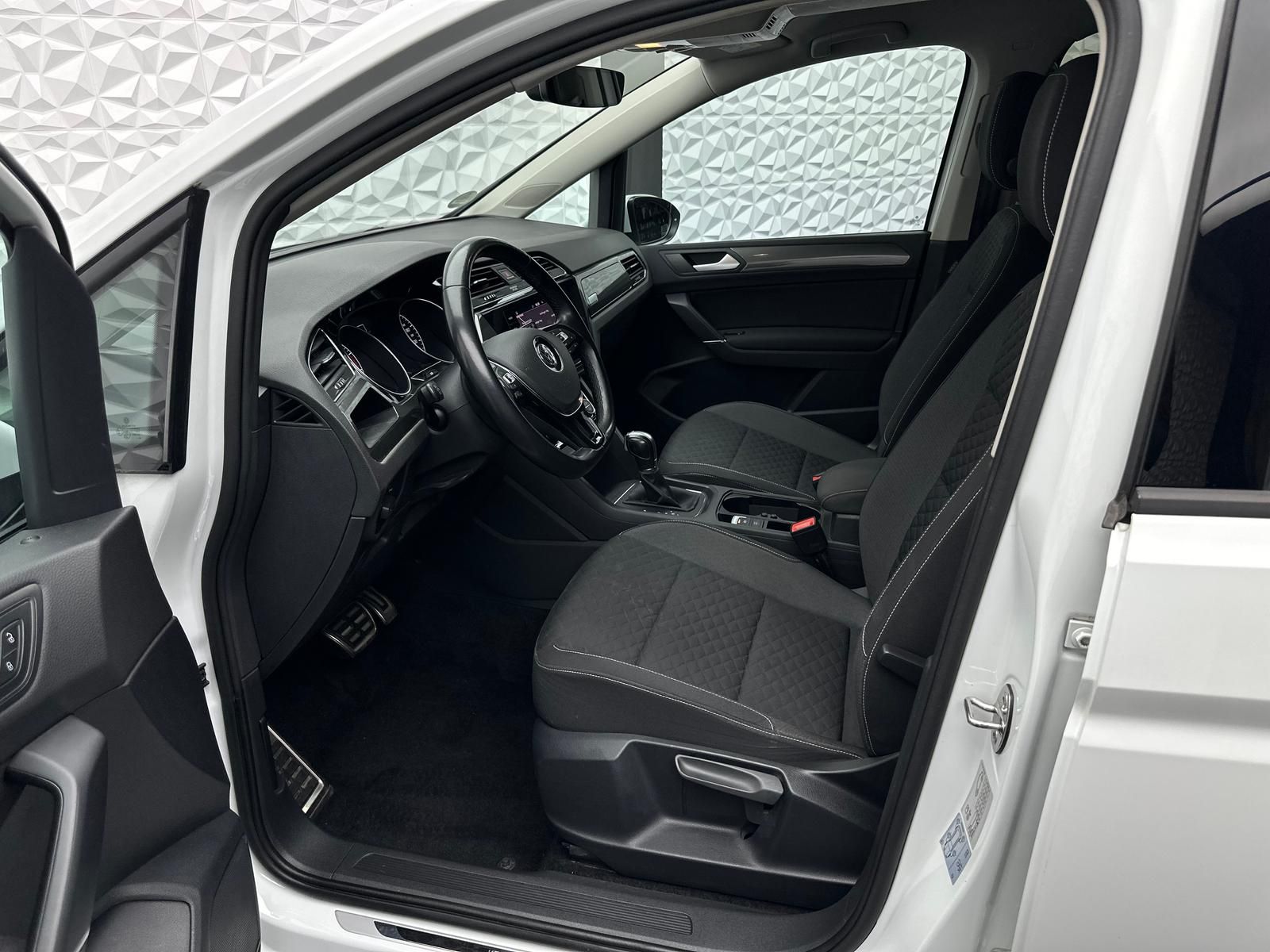 Fahrzeugabbildung Volkswagen TOURAN 1.5 TSI JOIN/7-SITZE/AHK/ACC/RCAM/NAV/DSG