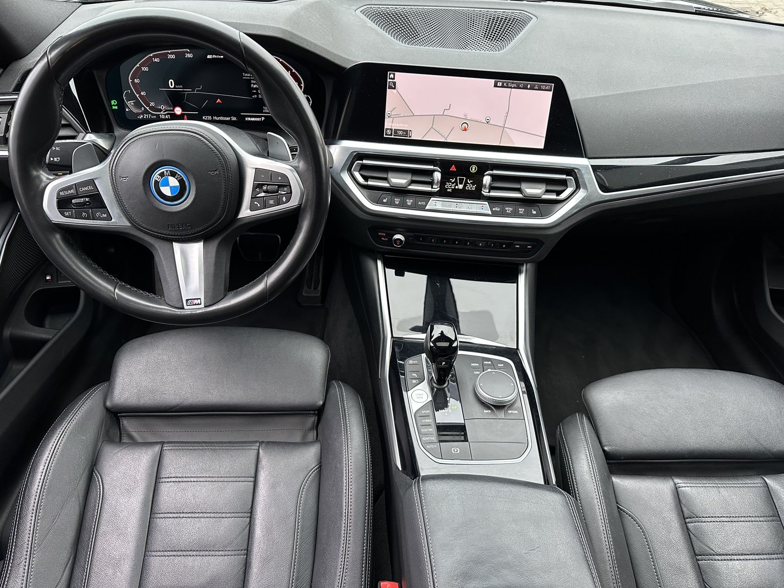 Fahrzeugabbildung BMW 330e Touring xDrive M-Sport NAV+LASER+PANO+HUD