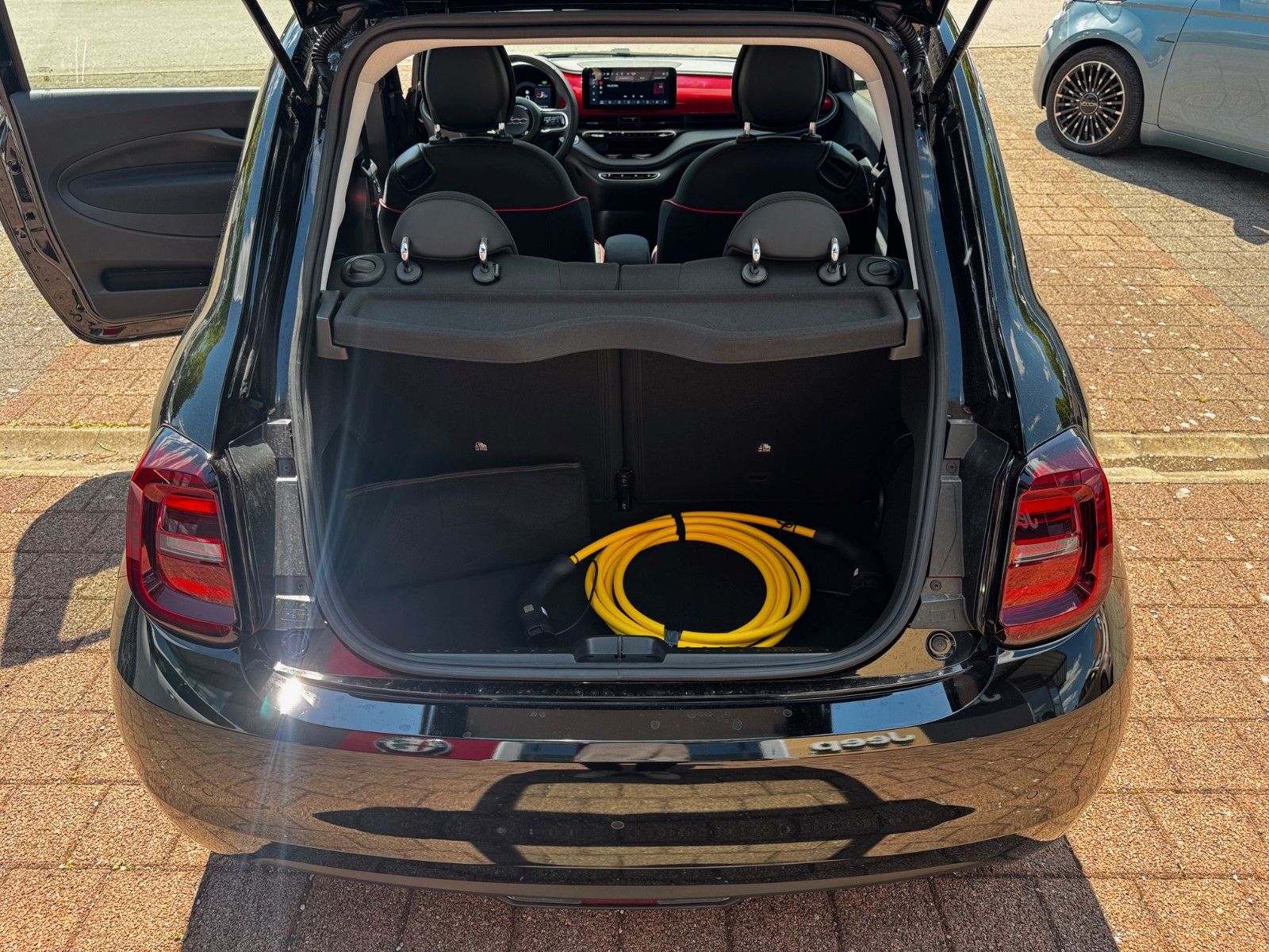 Fahrzeugabbildung Fiat 500e Hatchback MY25-RED 42kWh Kamera Sitzheizung