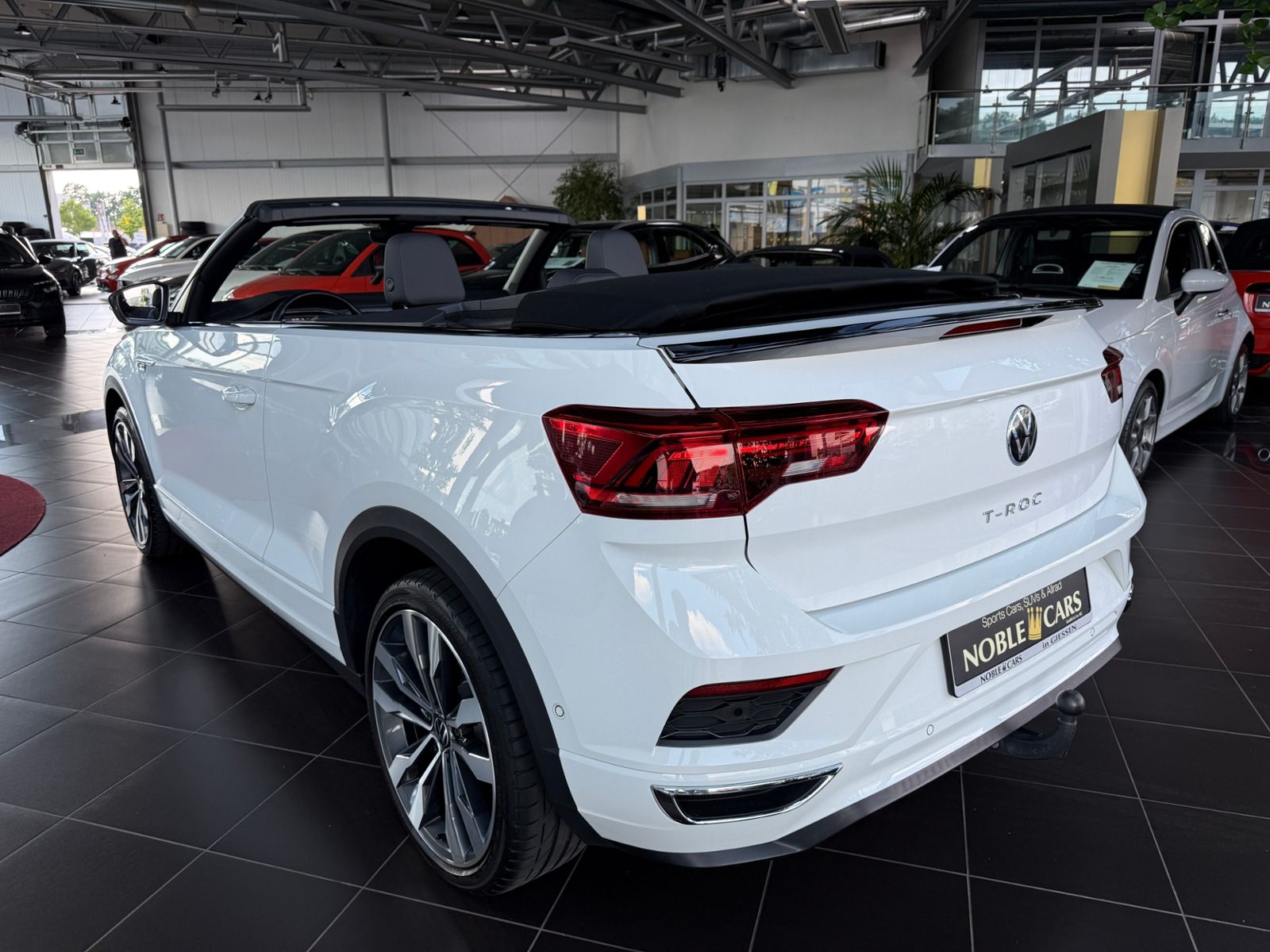 Fahrzeugabbildung Volkswagen T-Roc Cabriolet R-Line Black AHK LED RFK 19"