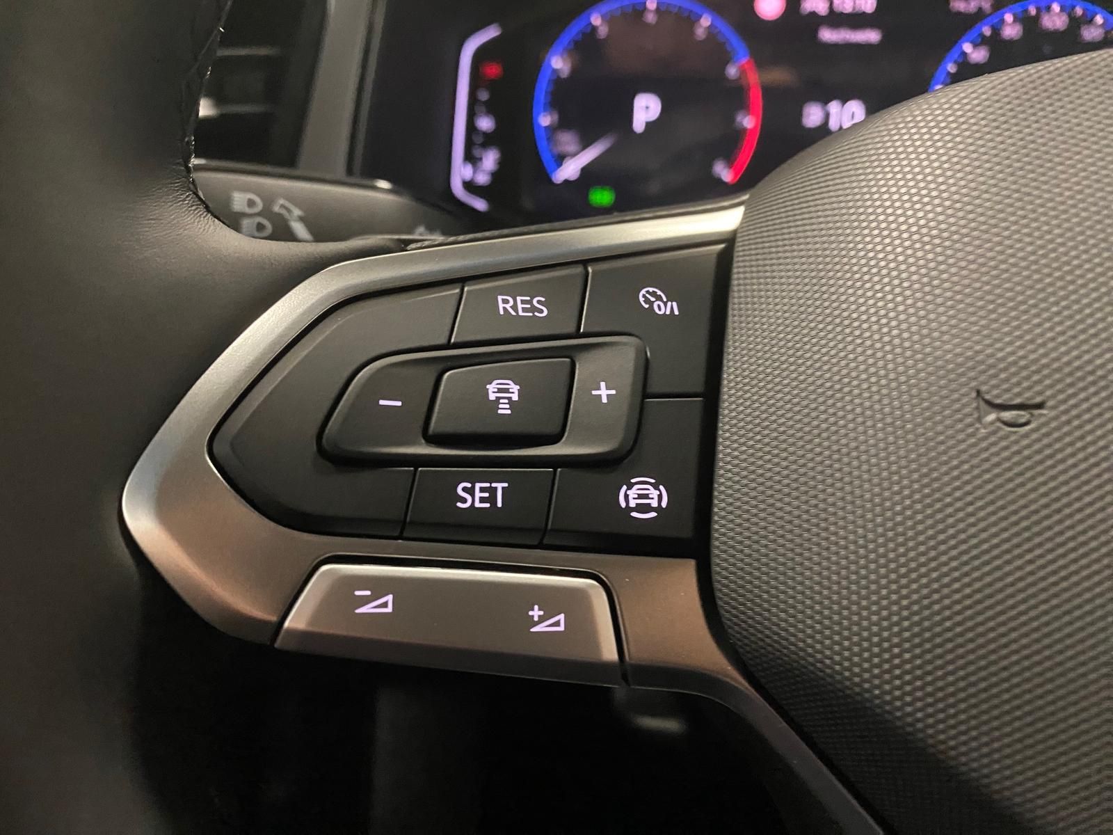 Fahrzeugabbildung Volkswagen T-Roc 1.5 TSI DSG LIFE+ACC+AHK+BHZ Lenkrad+RFK++