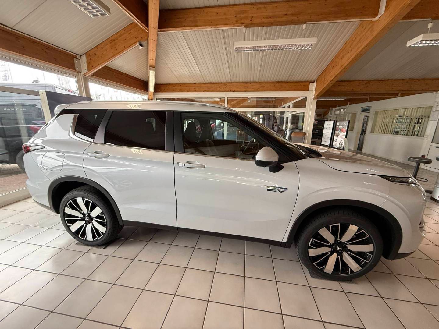 Fahrzeugabbildung Mitsubishi Outlander Plug-in Hybrid Intro Edition