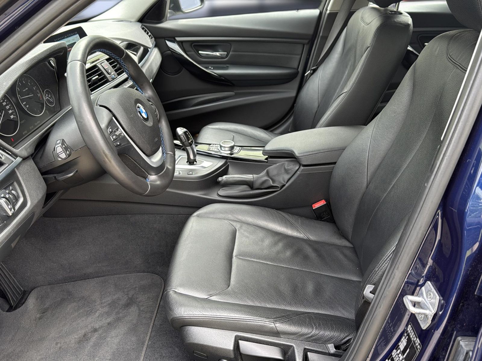 Fahrzeugabbildung BMW 320 i Touring / AHK / unfallfrei