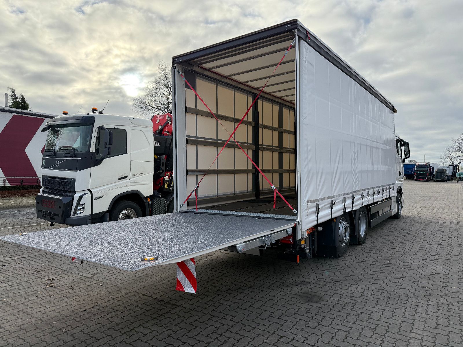 Fahrzeugabbildung MAN TGX 26.440 6x2 LL Schwerlast Ladebordwand/Rampe