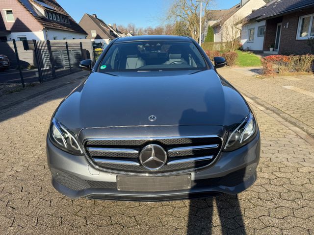 Mercedes-Benz E 220d PANORAMA NIGHTPAKET COMAND LED 18ZOLL ALU