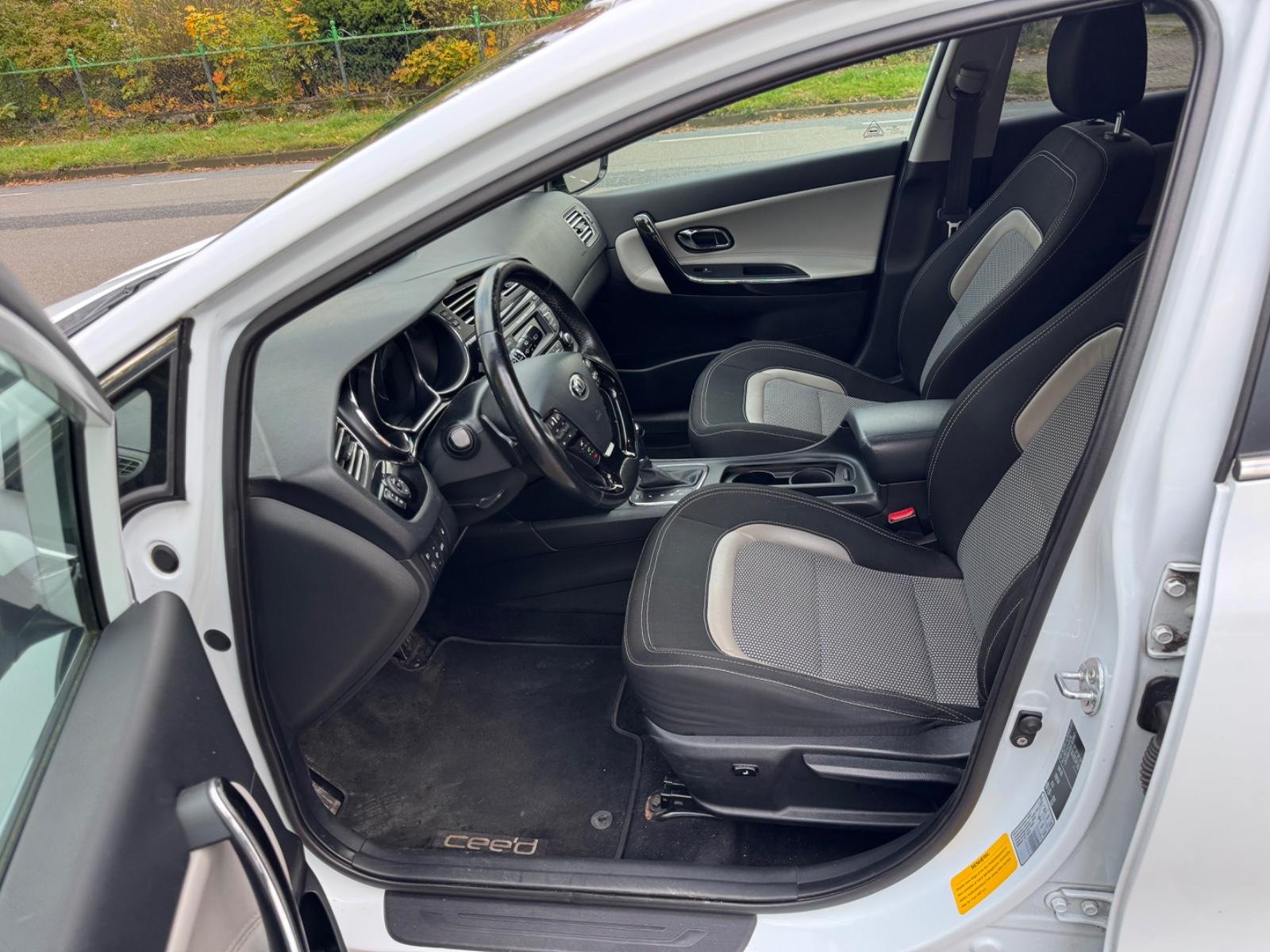 Kia cee'd 2012 — photo 11
