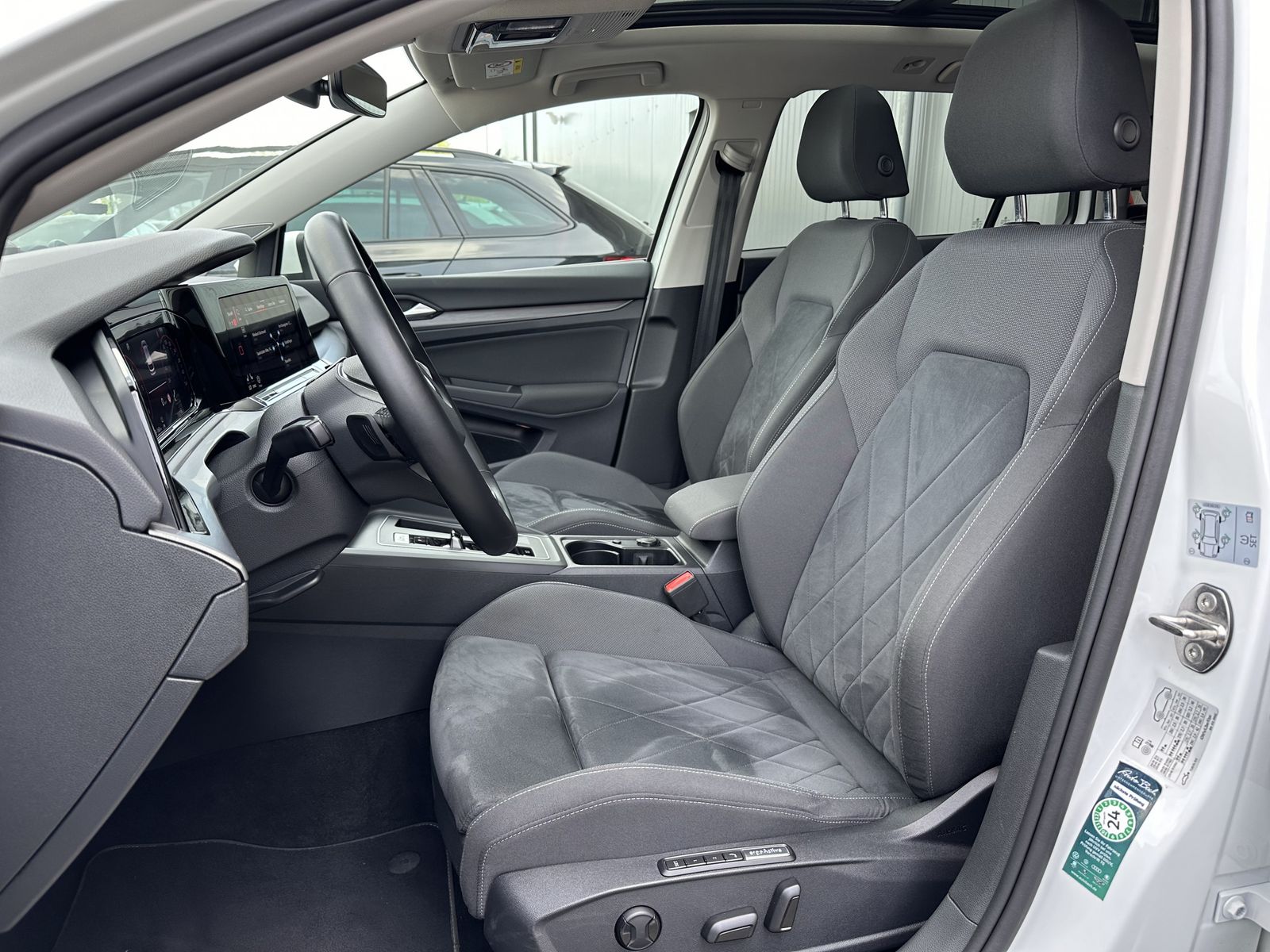 Fahrzeugabbildung Volkswagen Golf Variant 2.0 TDI DSG Style NAV+LED+H&K+PANO