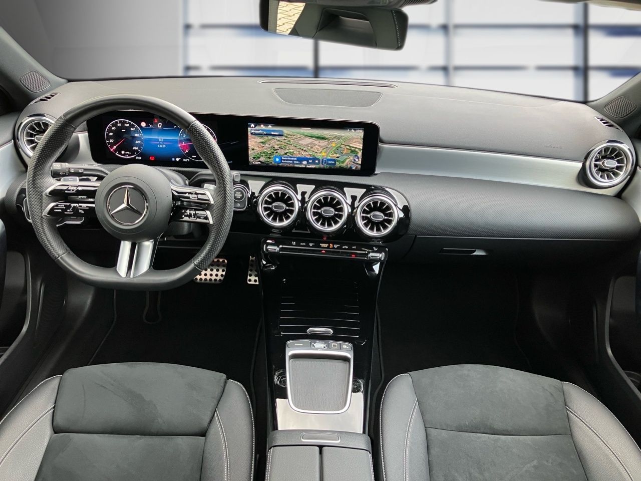 Fahrzeugabbildung Mercedes-Benz A 180 AMG Night Multibeam Kamera WinterP Totwink