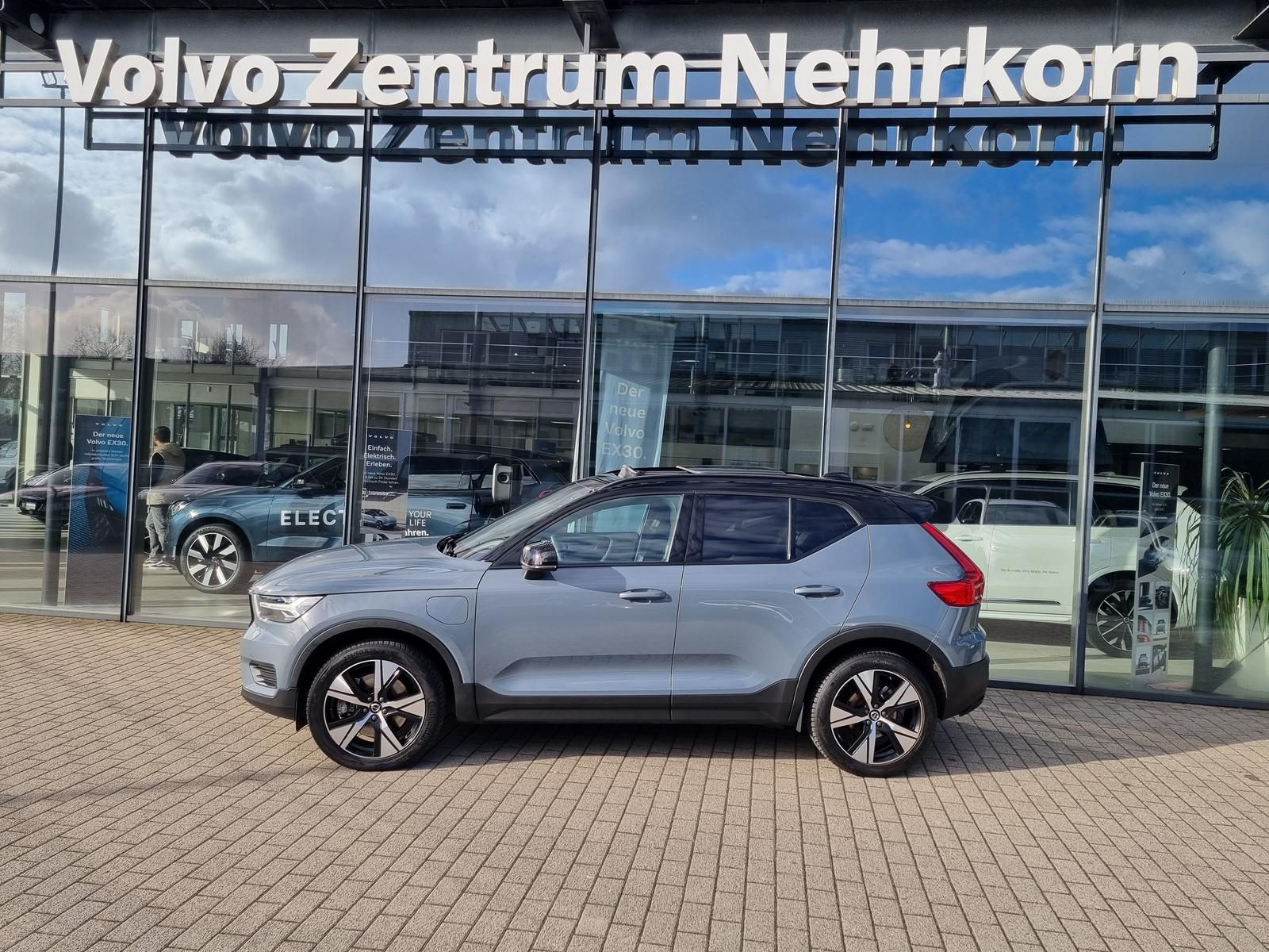 Fahrzeugabbildung Volvo XC40 T4 Recharge R-Design 'AHK, Panoramadach'