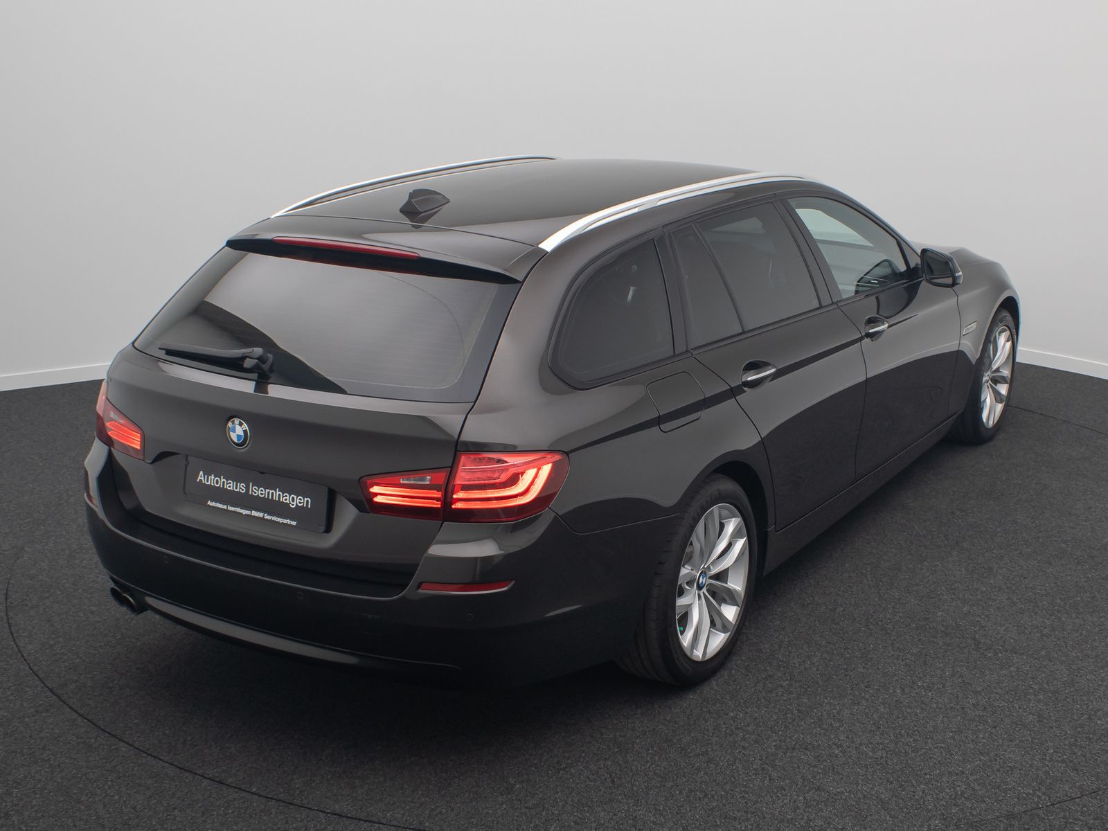 Fahrzeugabbildung BMW 520d HUD Alarm Komfortsitze SoftClose AHK Sport