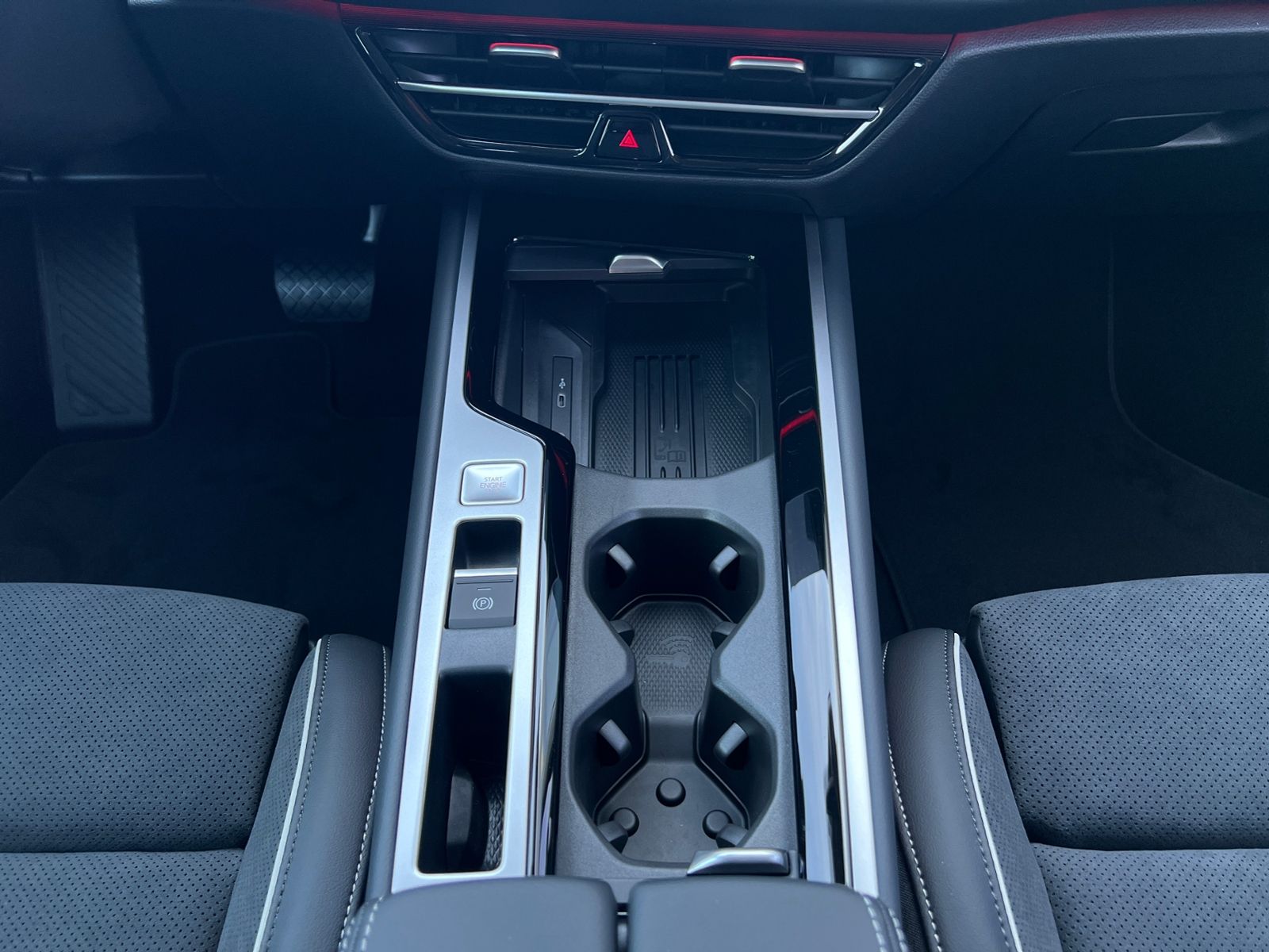 Fahrzeugabbildung Volkswagen Passat Variant Elegance 1.5 eTSI DSG *AHK,IQ-Lig